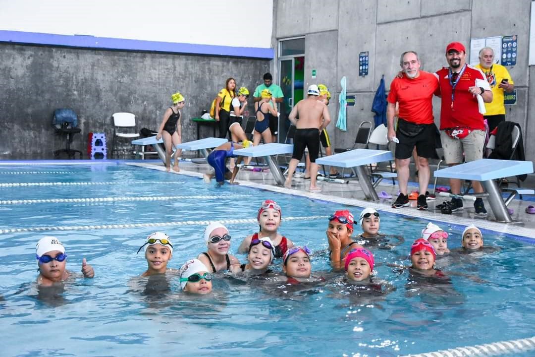 Los pequeños nadadores disfrutaron de las instalaciones de Aqua 57, donde
se vivió ayer una estupenda competencia y convivencia. (Especial)
