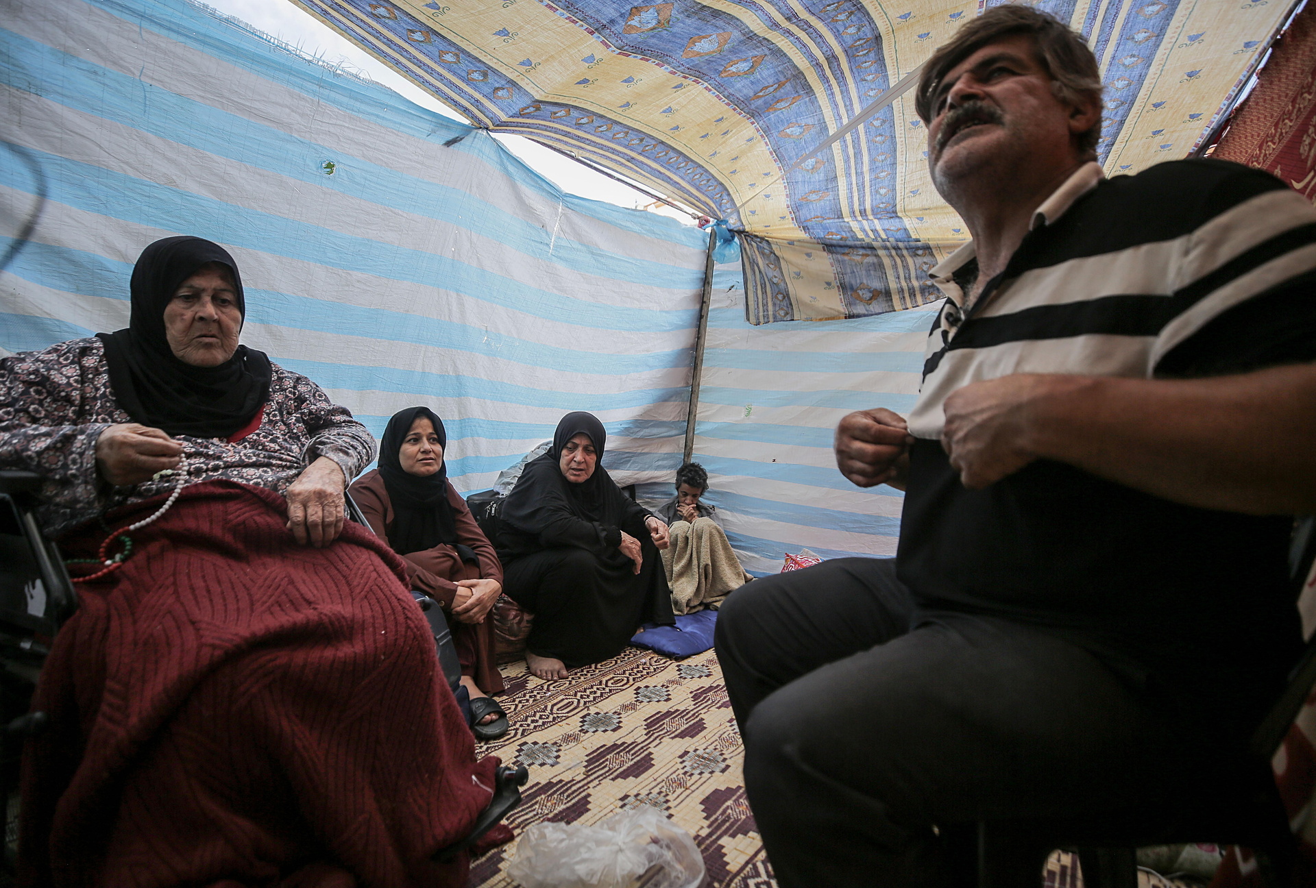 Muchos gazatíes se han debatido largamente entre abandonar su hogar o arriesgarse a quedar, y otros no han podido elegir. (HAITHAM IMAD / EFE)