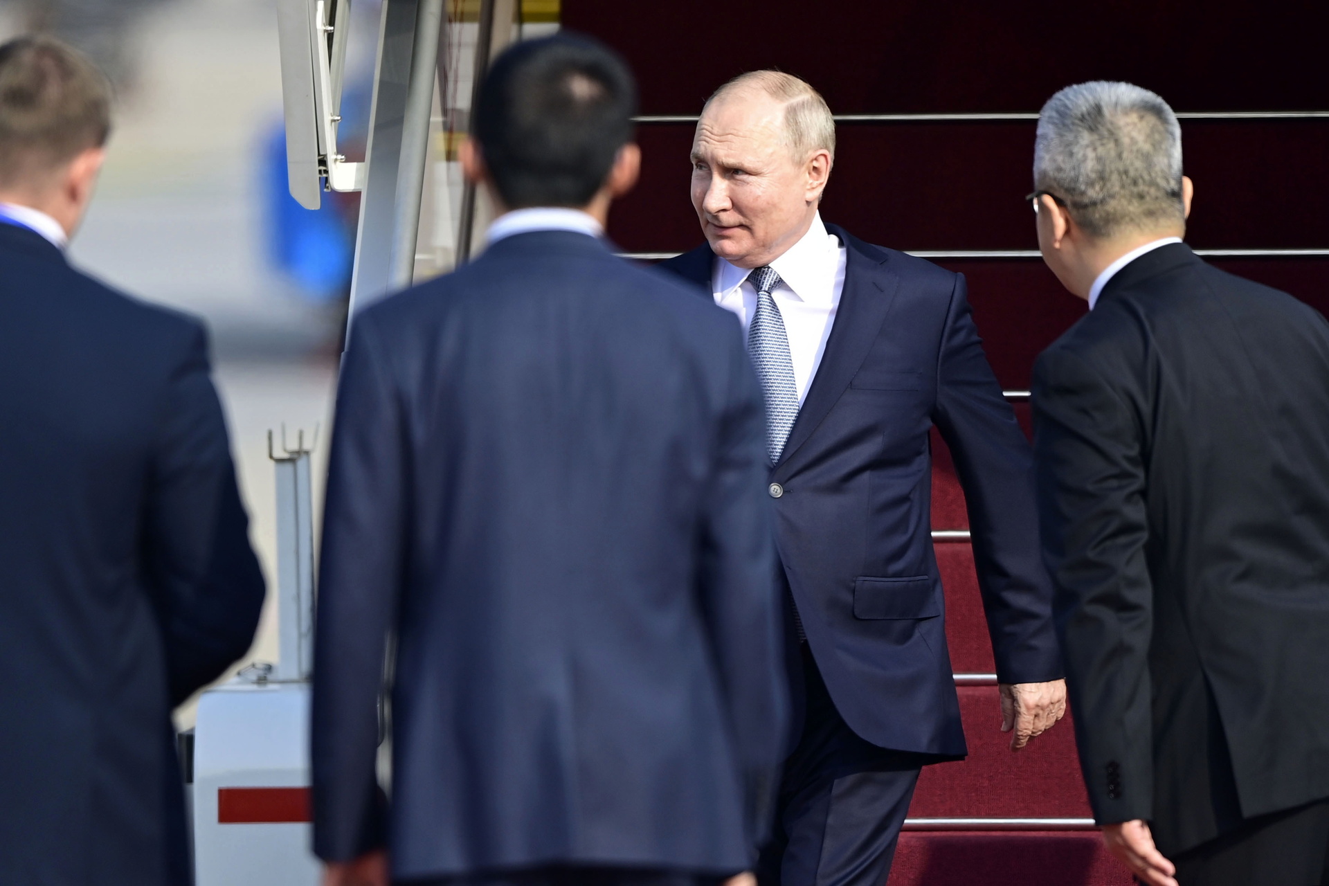 Putin podría permanecer en el Kremlin otros dos mandatos presidenciales de seis años cada uno hasta 2036. (ARCHIVO)