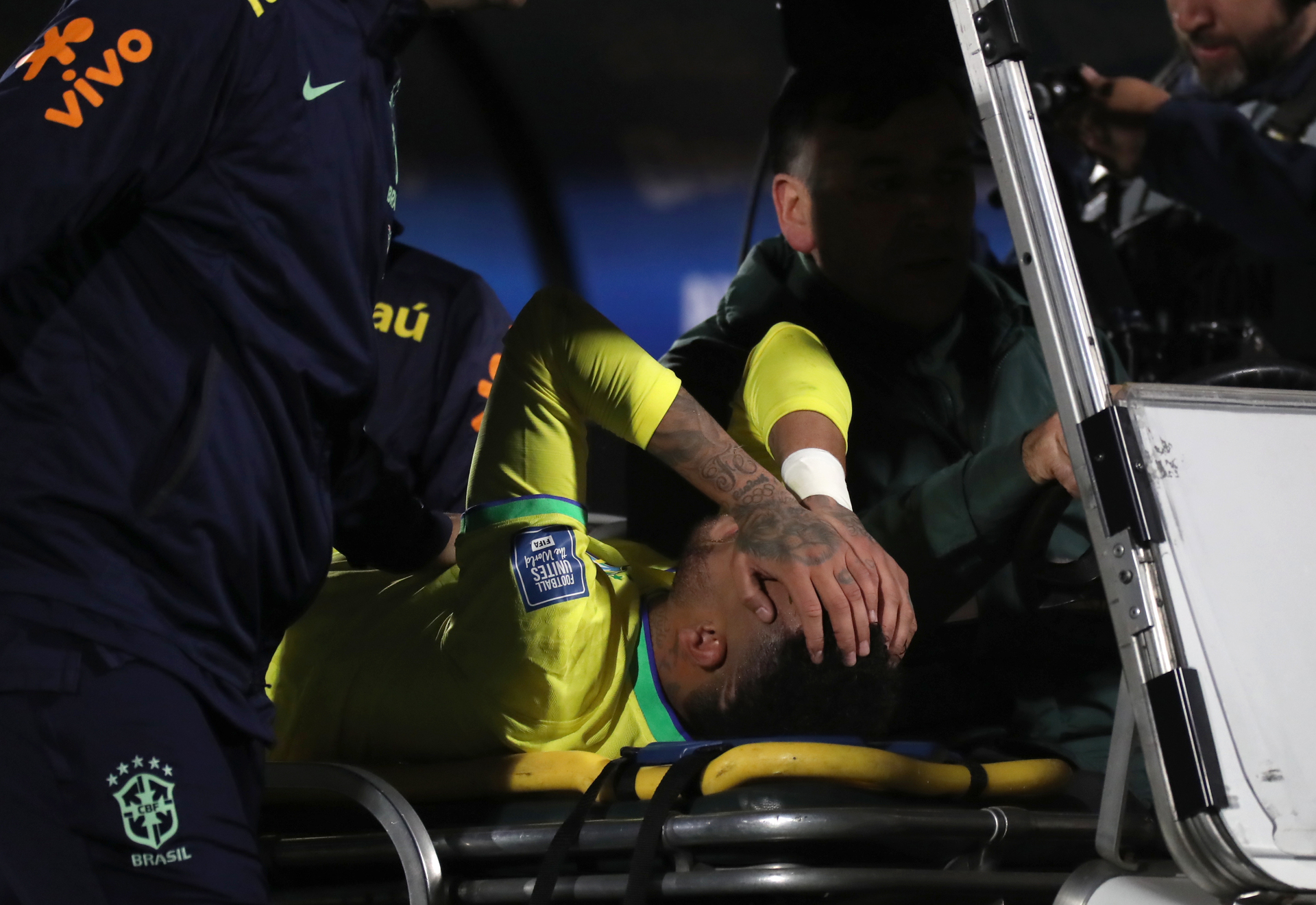 Neymar será sometido a una cirugía tras romperse el ligamento de la rodilla