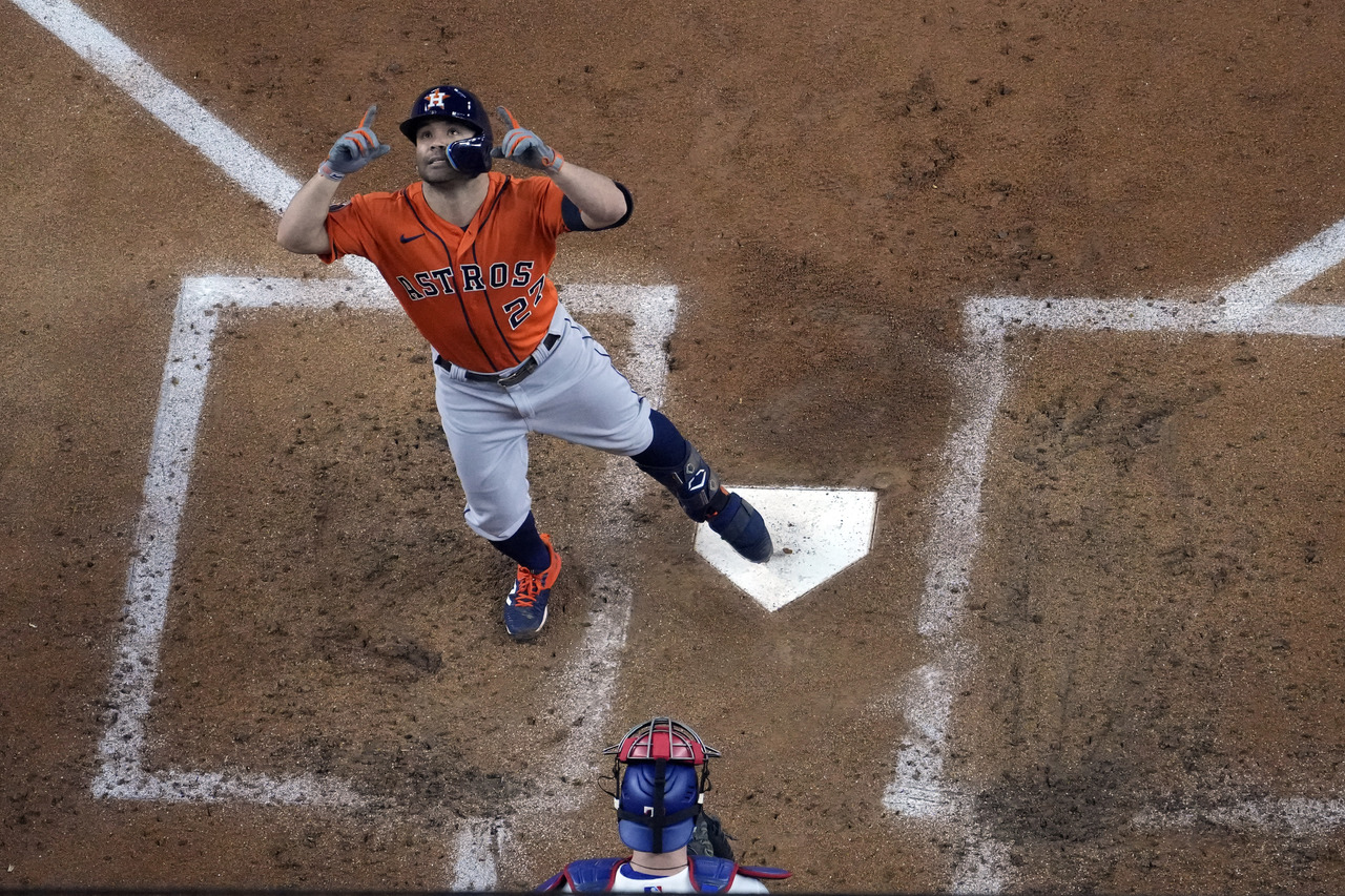 José Altuve pisa home luego de conectar un jonrón solitario, en la victoria de Astros 8-5 sobre Rangers, en el tercer juego de la serie de campeonato.