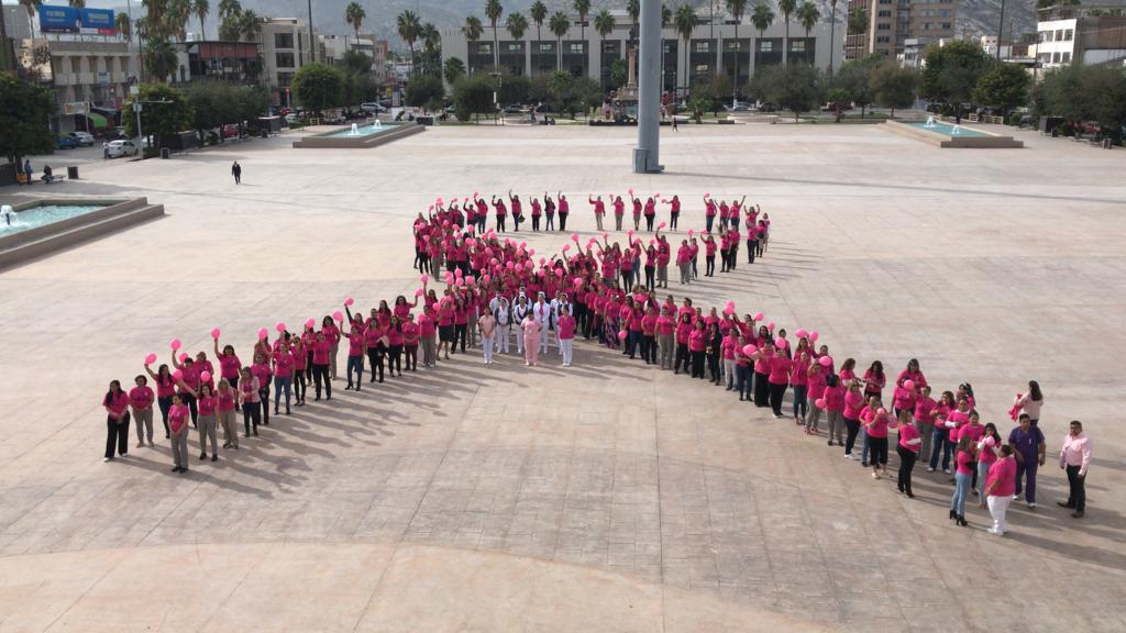 Con lazos rosas humanos, concientizan sobre el cáncer de mama en La Laguna