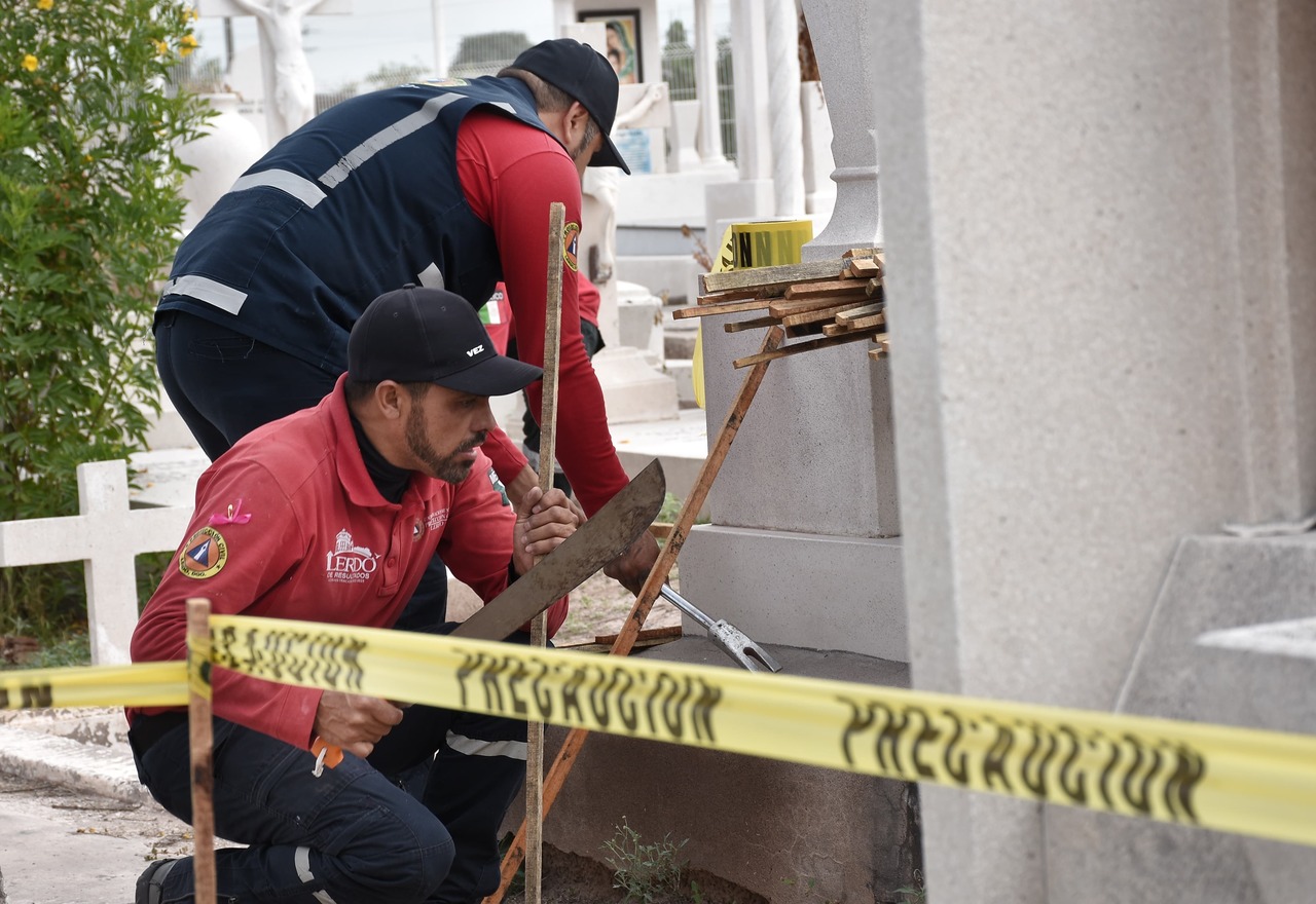 En el cementerio principal de Lerdo se realiza la clausura de zonas que podrían causar accidentes, como las tumbas en proceso de construcción. (CORTESÍA)