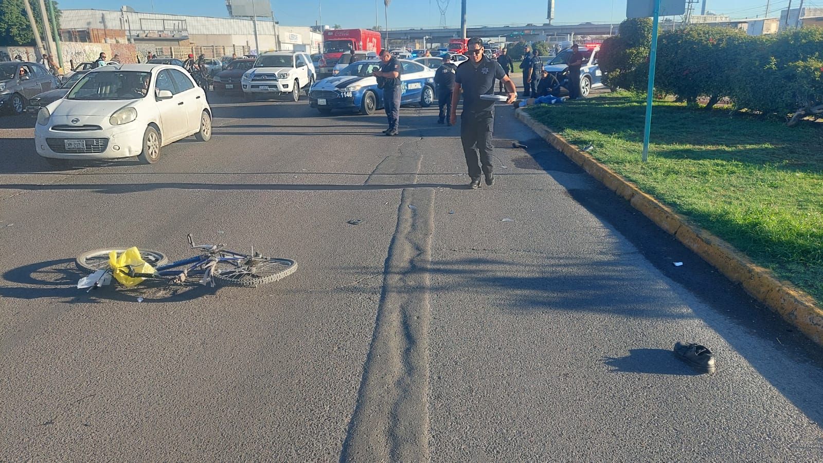 En Gómez Palacio, un ciclista fue arrollado por un taxi que se dio a la fuga frente a la colonia San Isidro. 