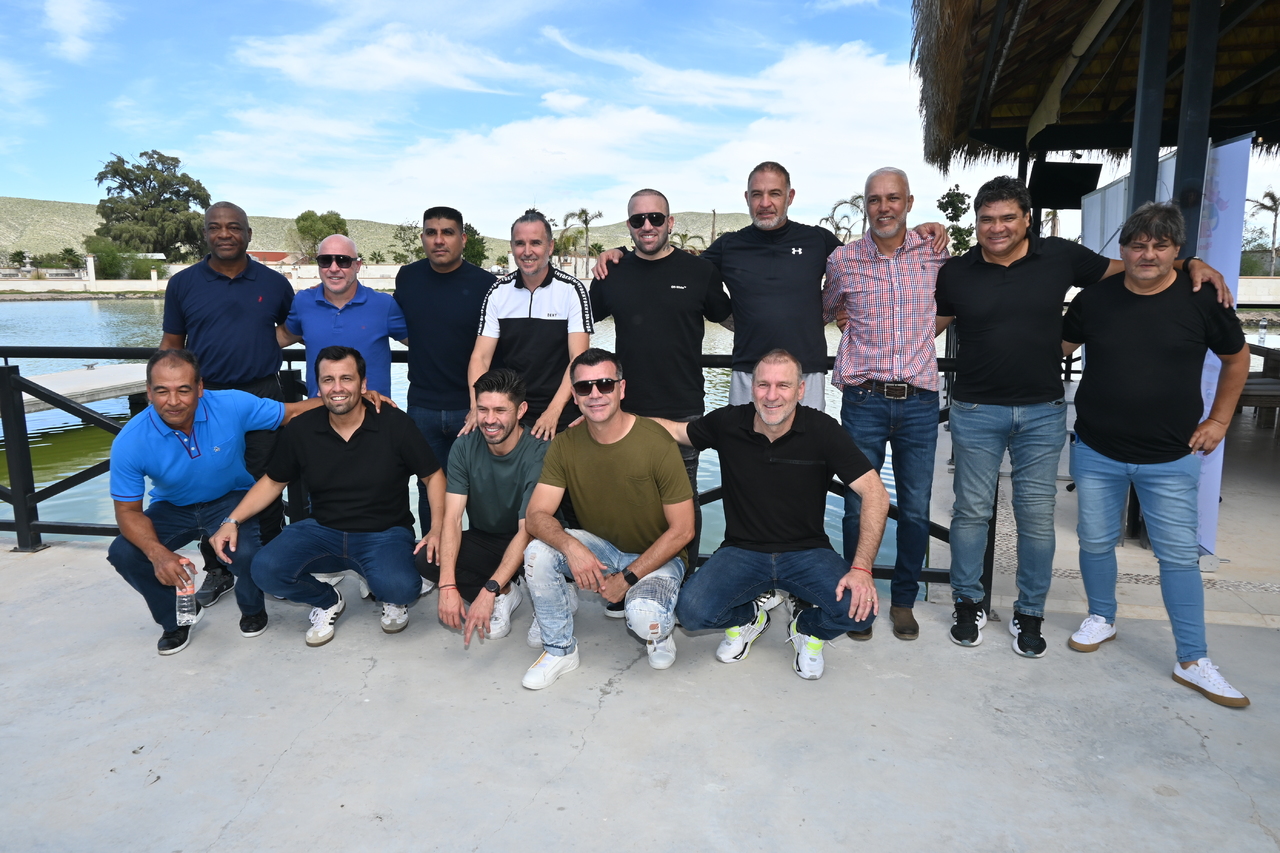 Eugenio Dolmo Flores, Rodrigo Ruiz, Daniel Ludueña, Walter Jiménez, Matías Vuoso, Adrián Martínez, Wagner de Souza, Pedro Muñoz, Antonio Apud, Juan Flores, Joaquín Reyes, Oribe Peralta, Jared Borgetti y Héctor Adomaitis, compartirán con decenas de niños y jovencitos gomezpalatinos, en una actividad en colaboración con la Fundación Chilchota. (FOTO: RAMÓN SOTOMAYOR)