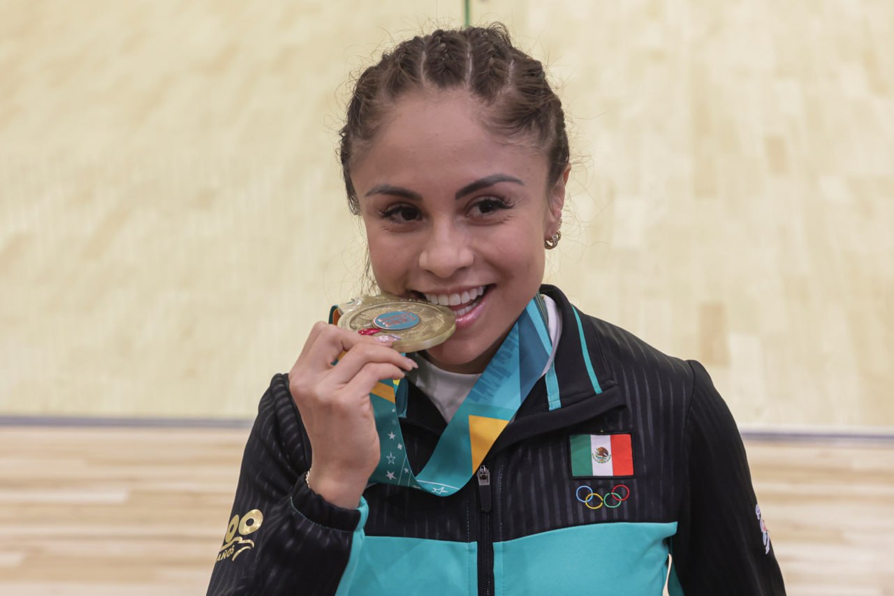 Paola Longoria derrotó 11-9, 11-8 y 11-4 a Montserrat Mejía para conquistar su décimo oro en Panamericanos. (EFE)
