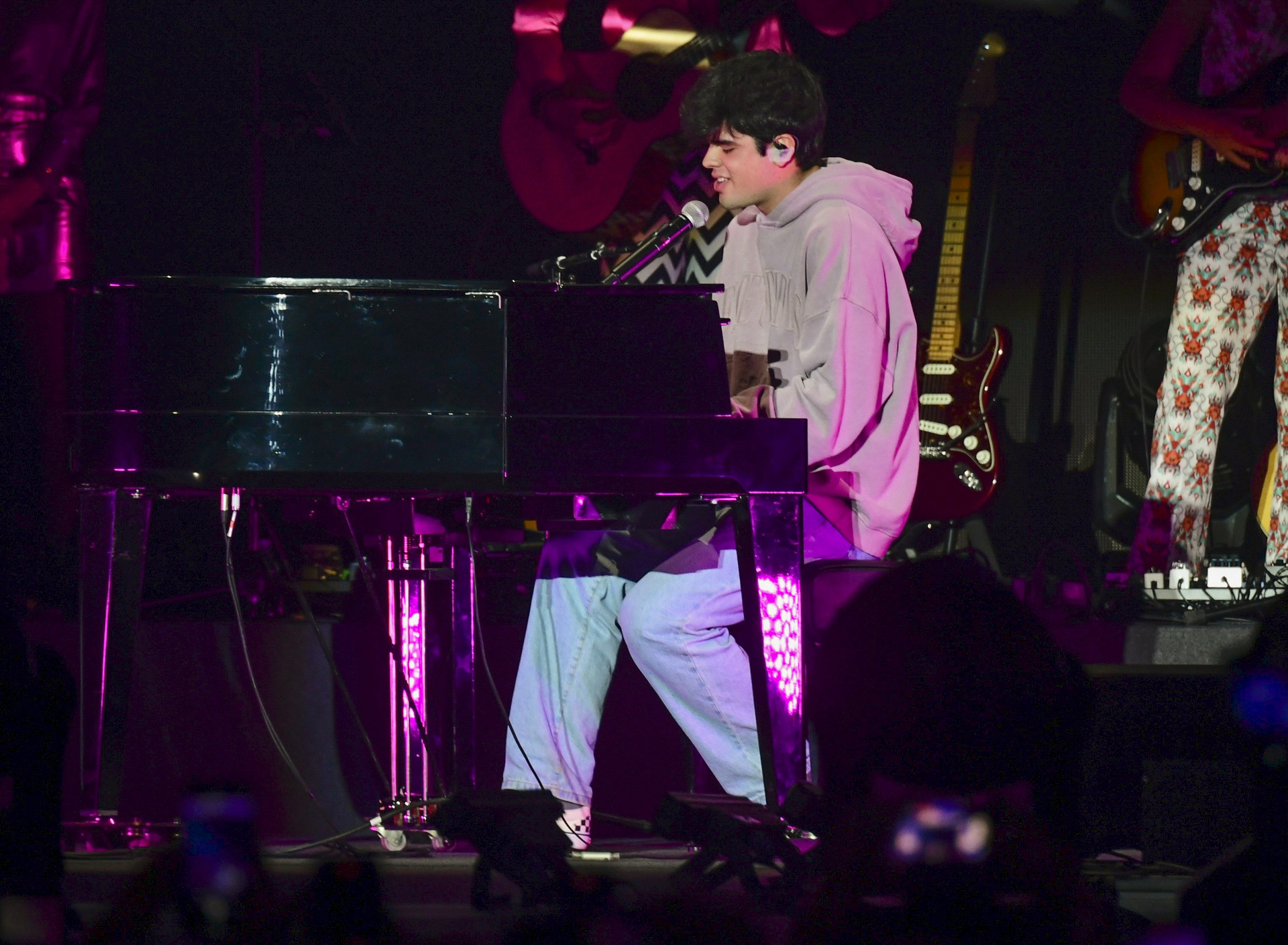 El cantante Iñigo Quintero durante su actuación con motivo del Concierto Cadena 100 Por Ellas celebrado este sábado en el WiZink Center de Madrid. EFE/ Victor Lerena