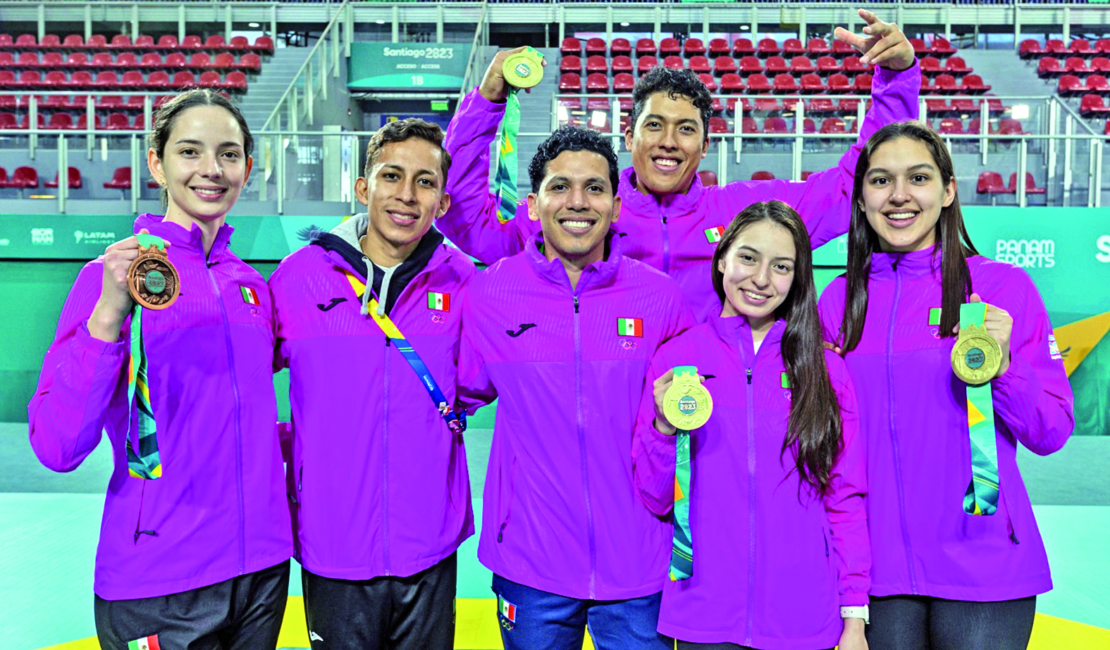 Victoria Heredia, Brandon Plaza, el entrenador Abel Mendoza, Carlos Sansores, Daniela Souza y Leslie Soltero, lucen las medallas que obtuvieron en los Juegos Panamericanos. (Conade)
