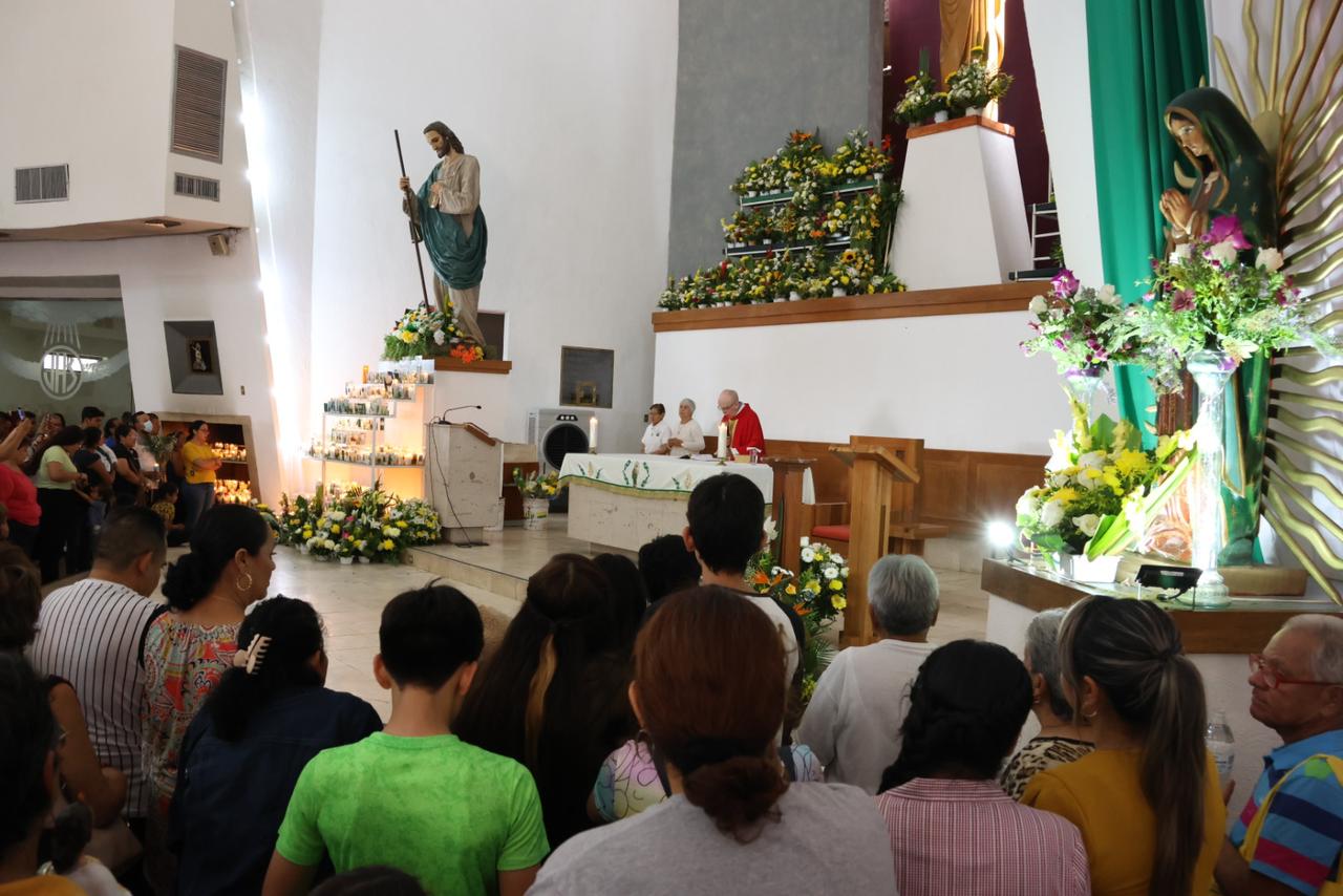 Fieles abarrotaron desde la tarde del viernes la parroquia de San Judas Tadeo. (Foto: VAYRON INFANTE / EL SIGLO DE TORREÓN)