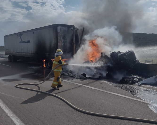 Tráiler arde en llamas sobre la autopista Gómez Palacio-Durango en Lerdo