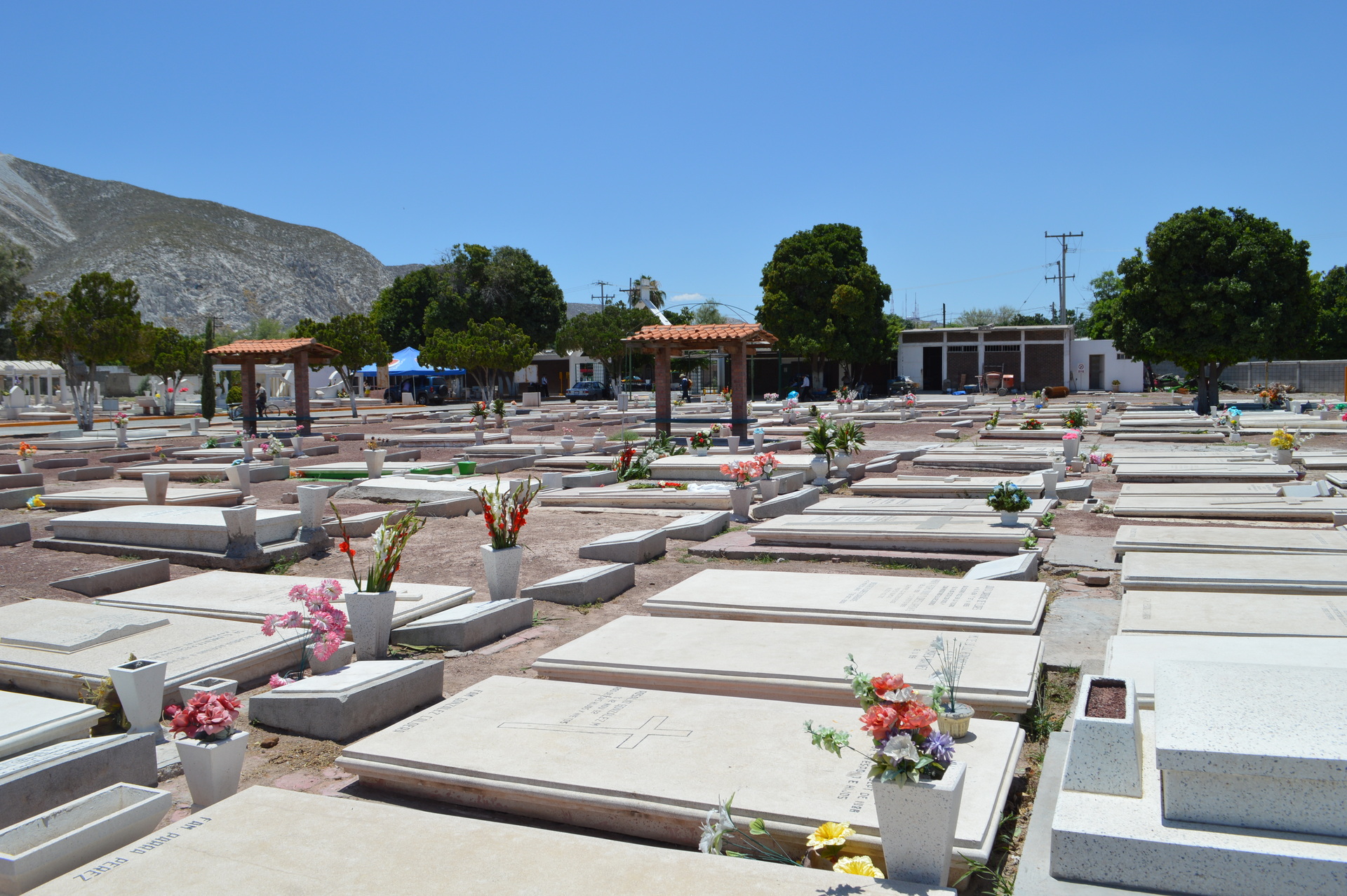 Más de 15 mil personas visitarán los panteones por el Día de Muertos en Torreón