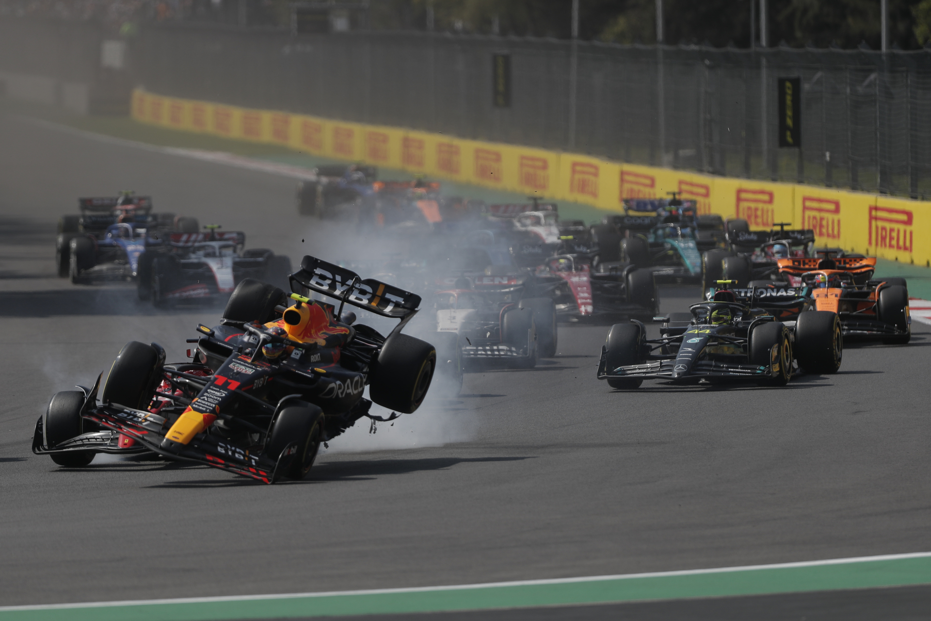 Checo Pérez abandona el Gran Premio de México tras accidente; así sucedió