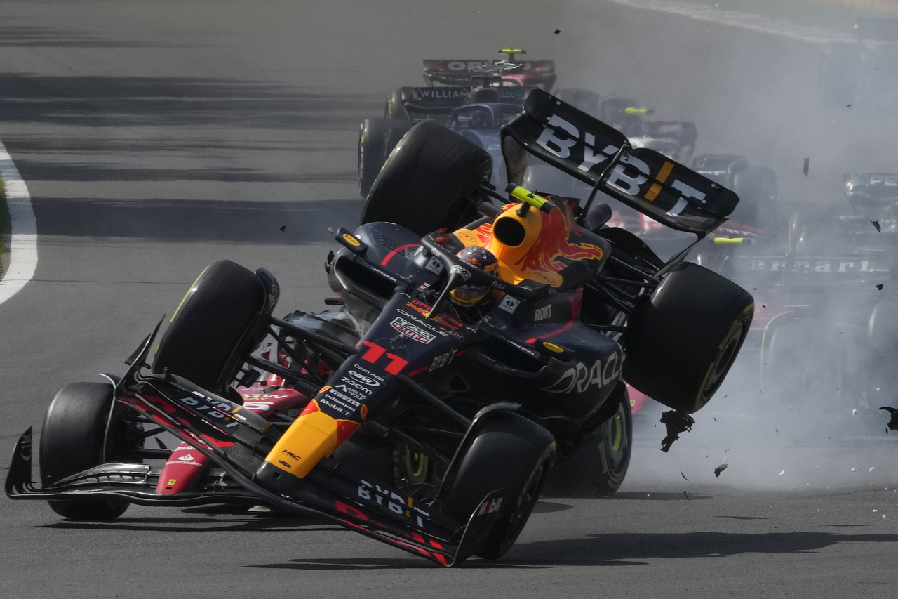 Sergio Pérez arriesgó en la primera curva y chocó con Charles Leclerc, lo que provocó su salida a pocos segundos de iniciar la carrera.