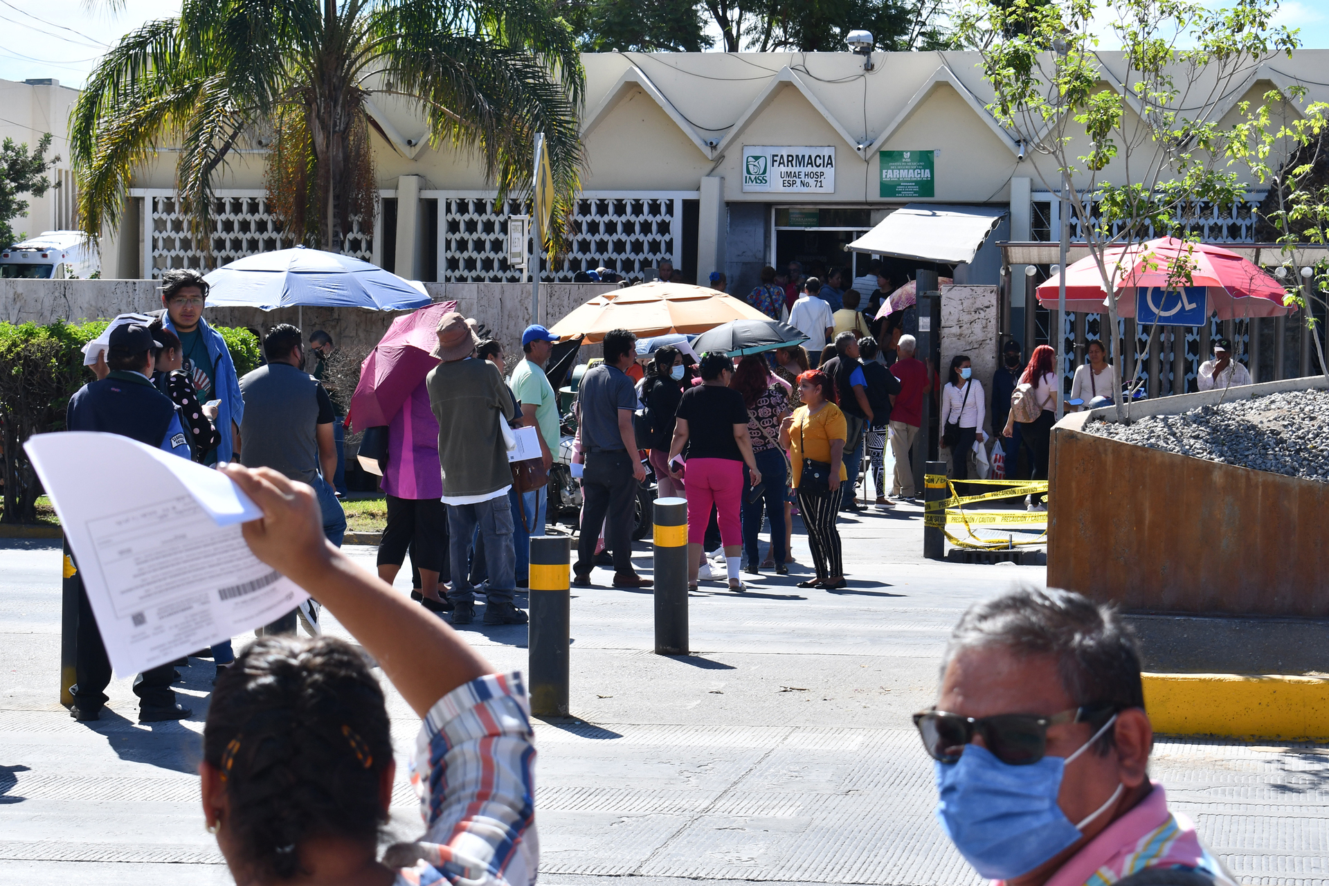 Derechohabientes del Hospital General de Zona (HGZ) N. 16 del Seguro Social en Torreón han cerrado la circulación sobre el bulevar Revolución debido a que el Instituto no ha resuelto la deficiente atención que se brinda en la farmacia.