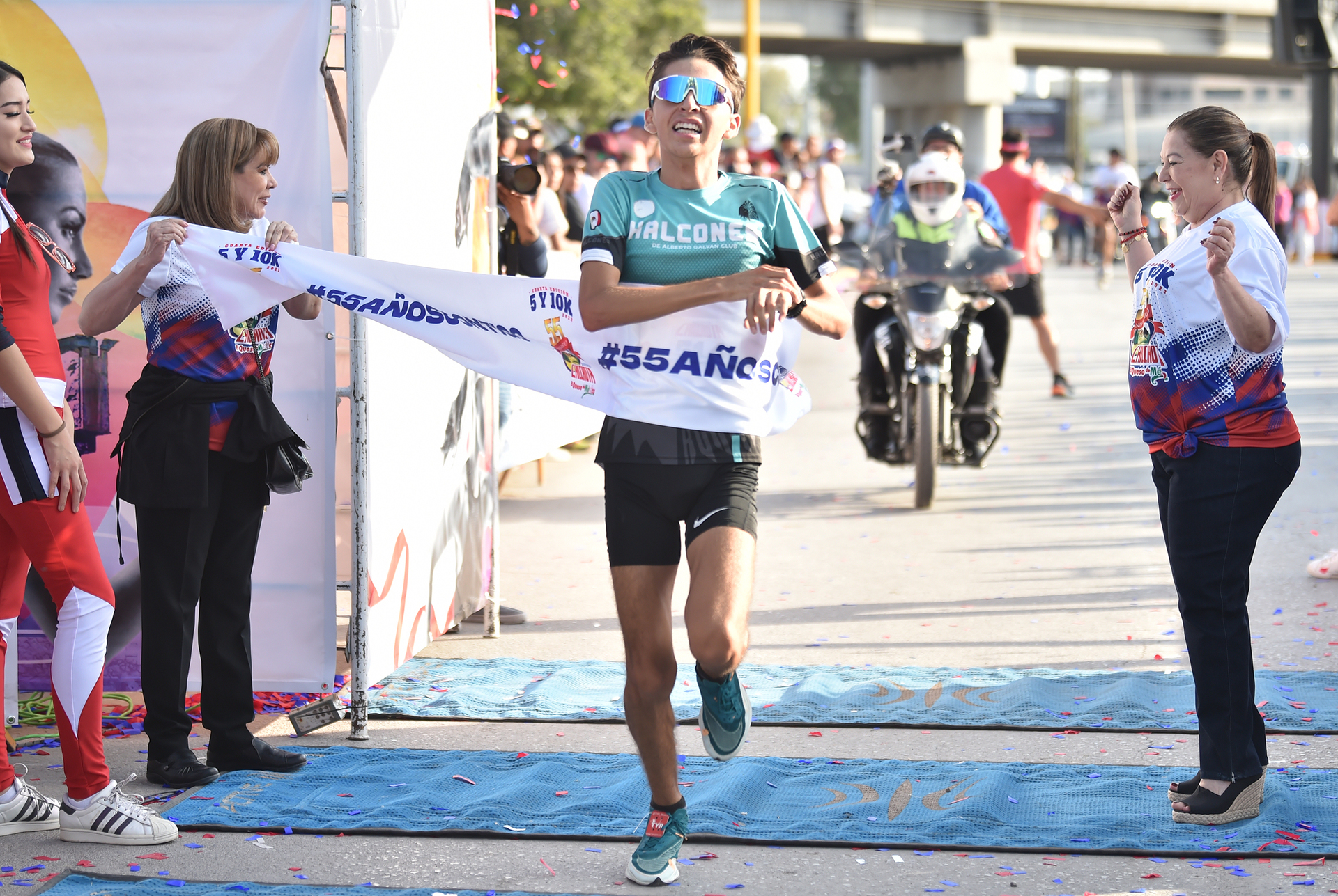 Jared Serrano Rivera fue el primero en cruzar la meta en los 10 kilómetros, mientras que en la rama femenil lo hizo Rosa Elena Miranda. (Fotografías de Ramón Sotomayor)
