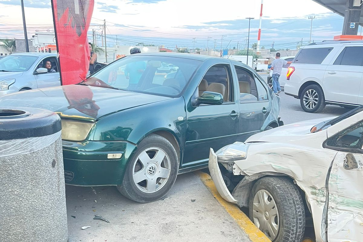 Conductor ebrio choca contra dos autos estacionados y una moto en Gómez Palacio