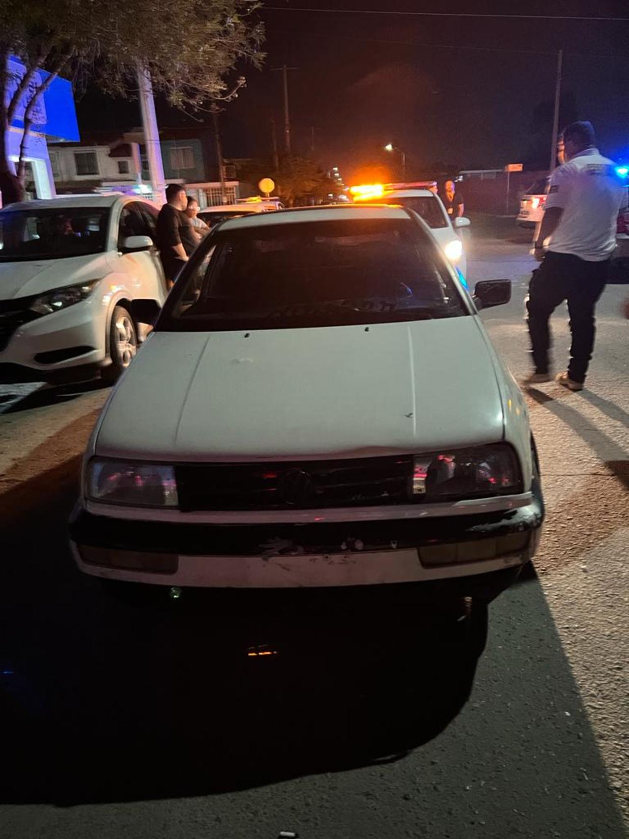 Ebrio conductor choca con auto durante la madrugada, en Torreón, responsable fue detenido.