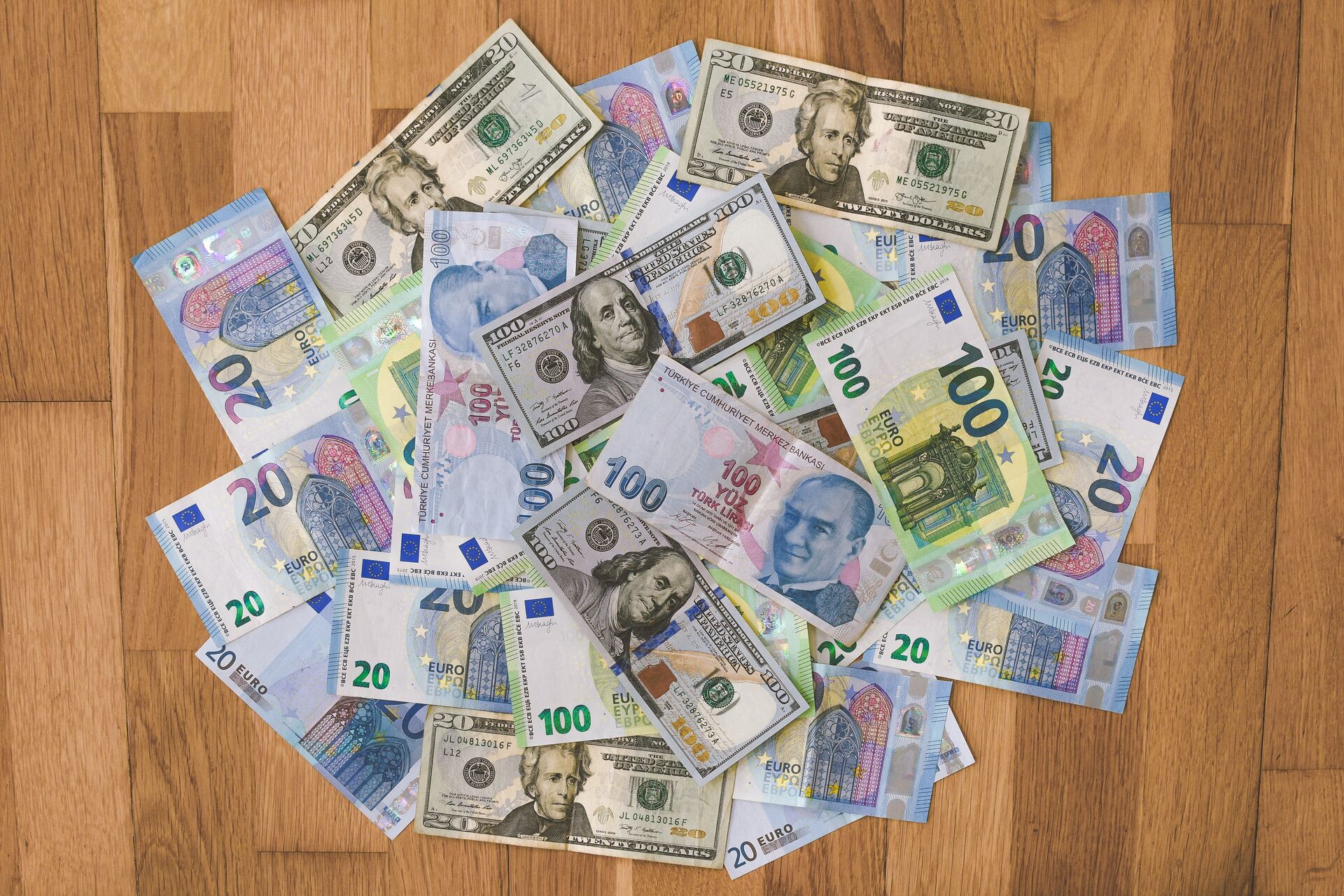 La moneda turca empezó 2023 con un valor de 18.7 unidades por dólar. (ARCHIVO)
