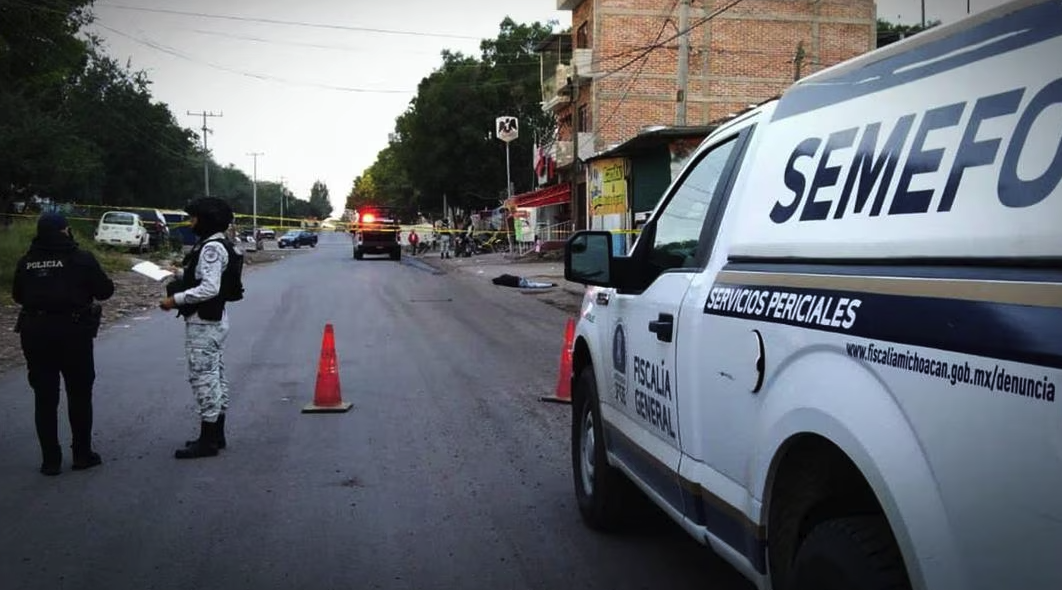 Dos adultos murieron a tiros y un niño de 7 años de edad quedó lesionado por una bala que le perforó el estómago, debido a un ataque armado en Zamora, Michoacán. (CORTESÍA)