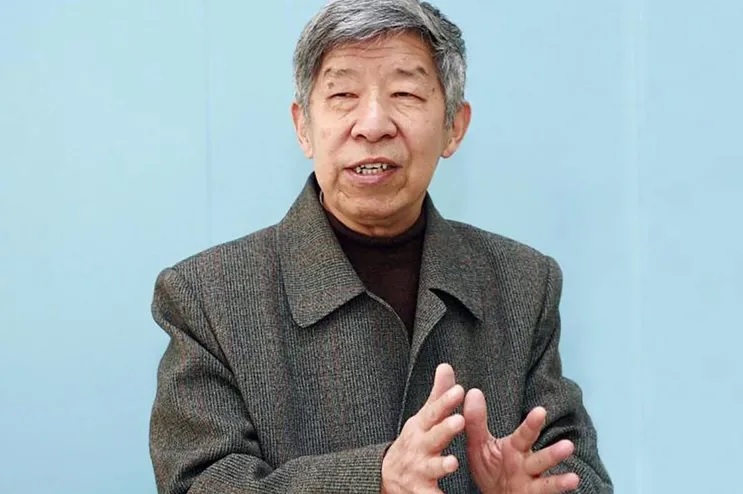 Yang, una eminencia en el ámbito del análisis complejo, era conocido internacionalmente por sus avances en la investigación de la teoría de la distribución de valores.