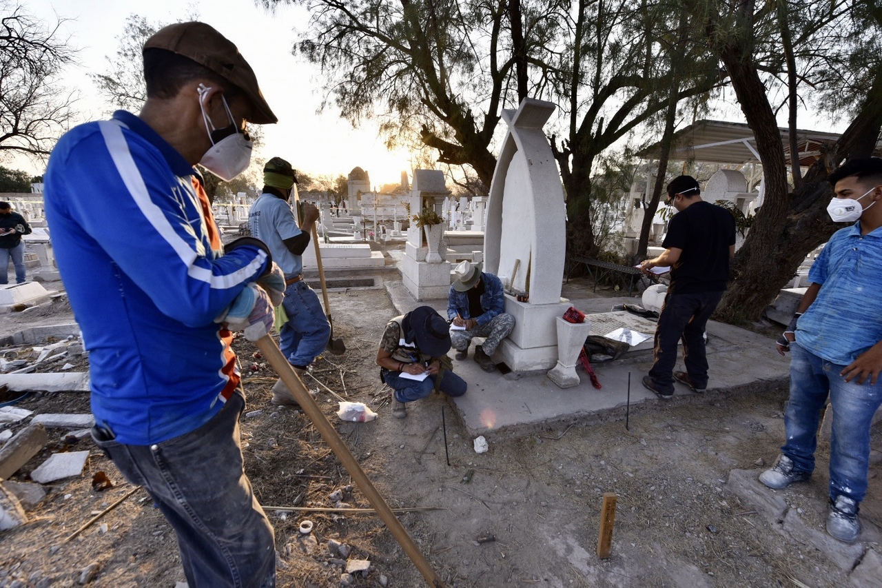 Inicialmente se había indicado que serían más de 150 los cuerpos a exhumar, pero ahora la Comisión desconoce el número exacto. (EL SIGLO DE TORREÓN)