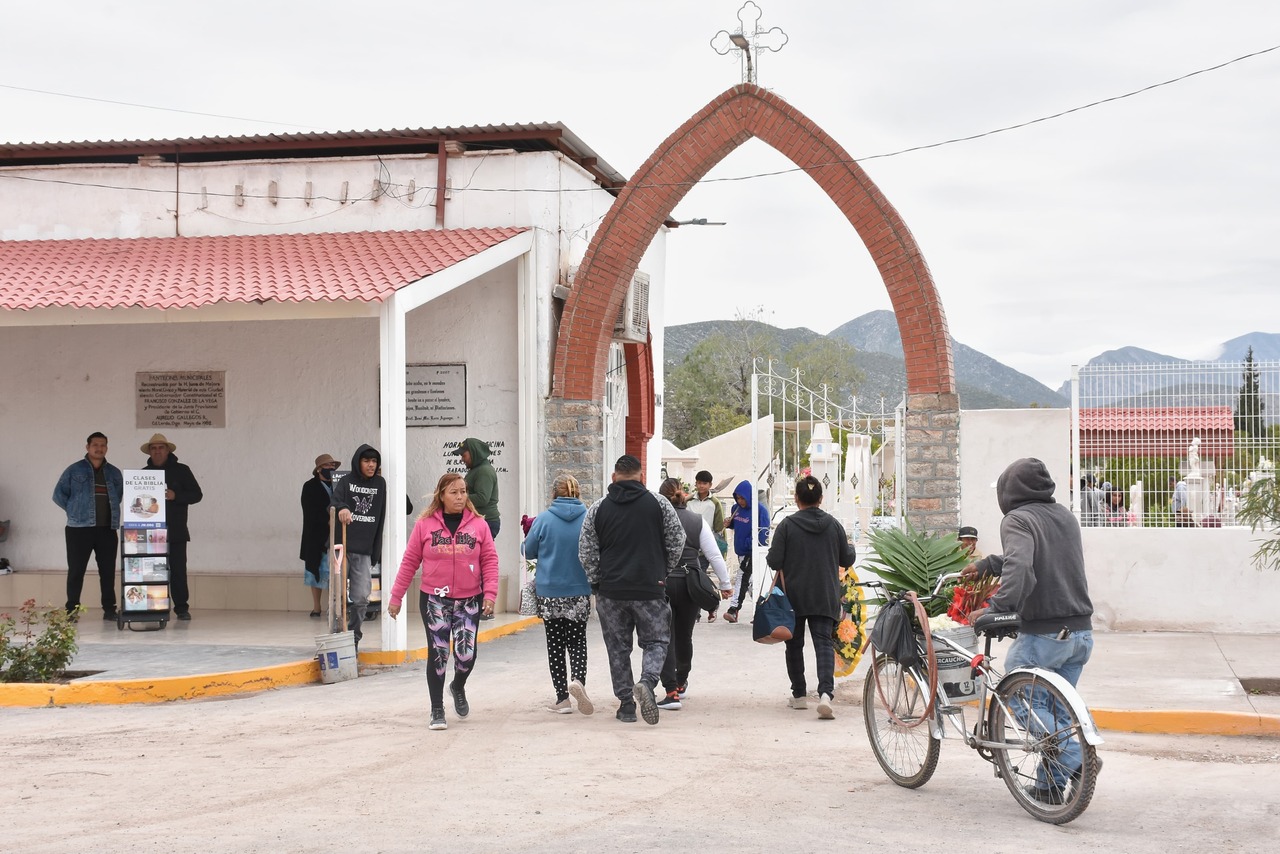 Ayer se reportó la visita de 300 ciudadanos (cifra de corte hasta medio día) al panteón de Lerdo. (CORTESÍA)