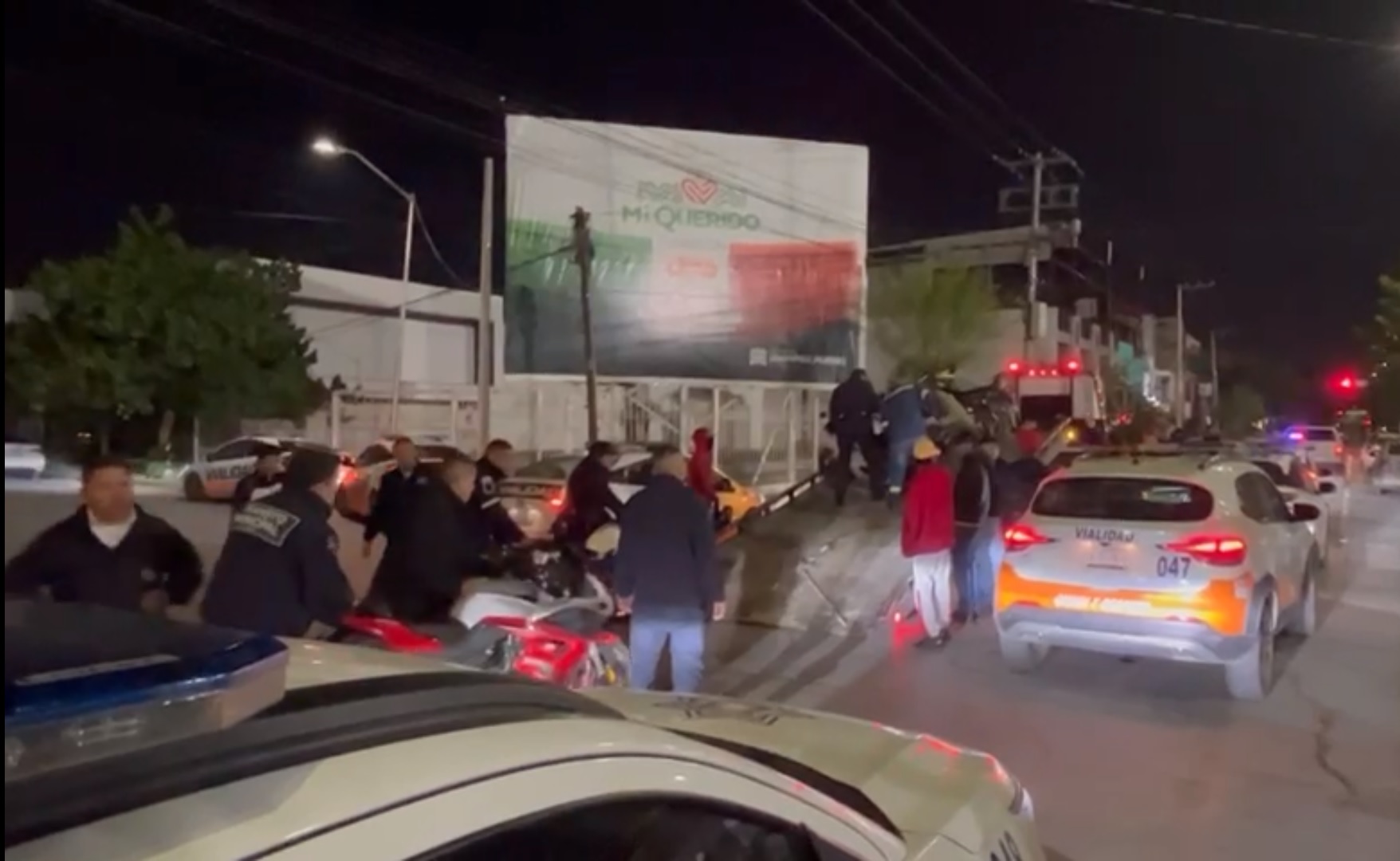 El despliegue se dio alrededor de las 21:40 horas cuando se detectó a dichos motociclistas salteándose los semáforos en rojo y circulando en paralelo. (CORTESÍA)