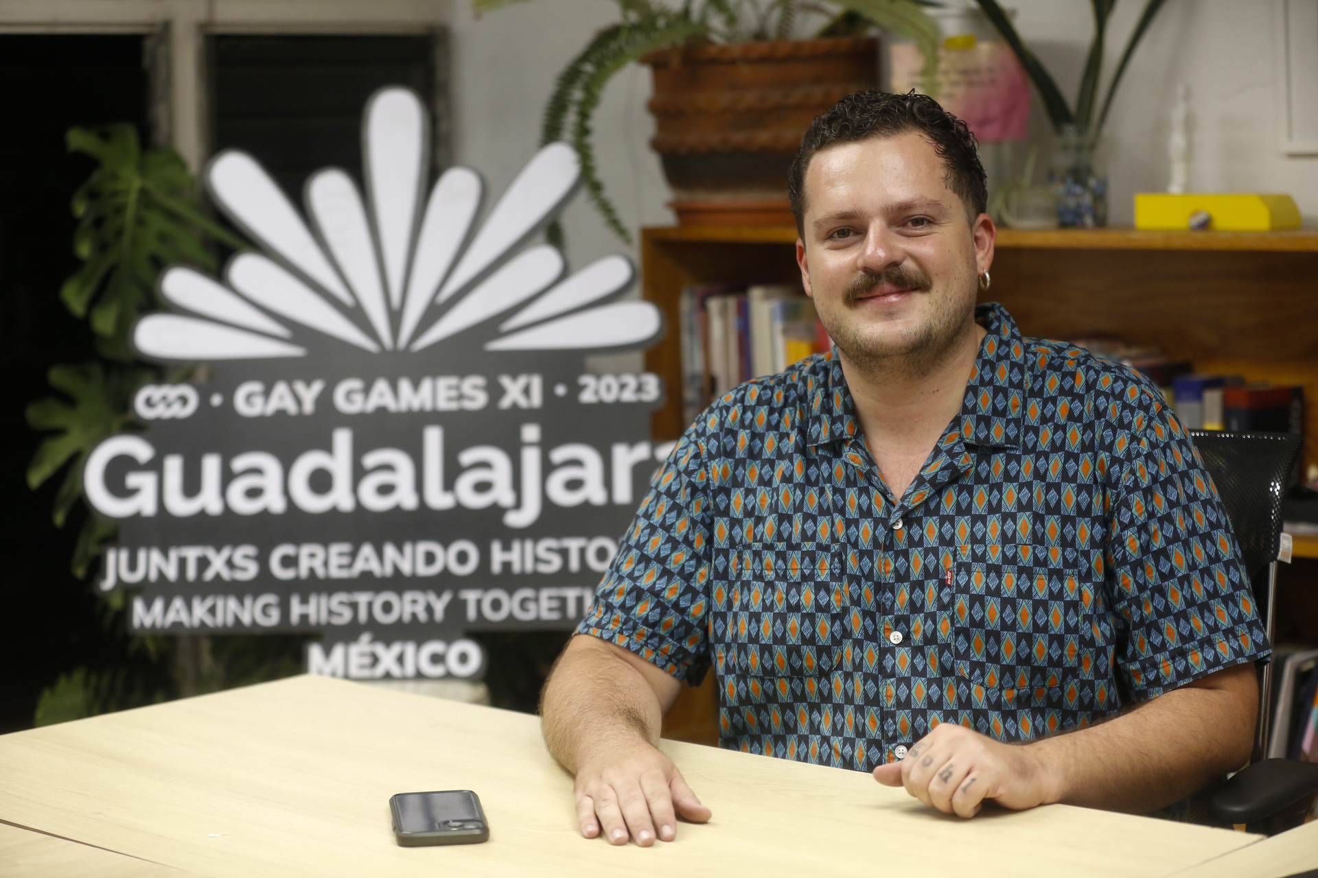 Andrés Treviño, director de diversidad sexual de Jalisco, posa durante una entrevista con EFE el 2 de noviembre de 2023, en Guadalajara, Jalisco (México). EFE