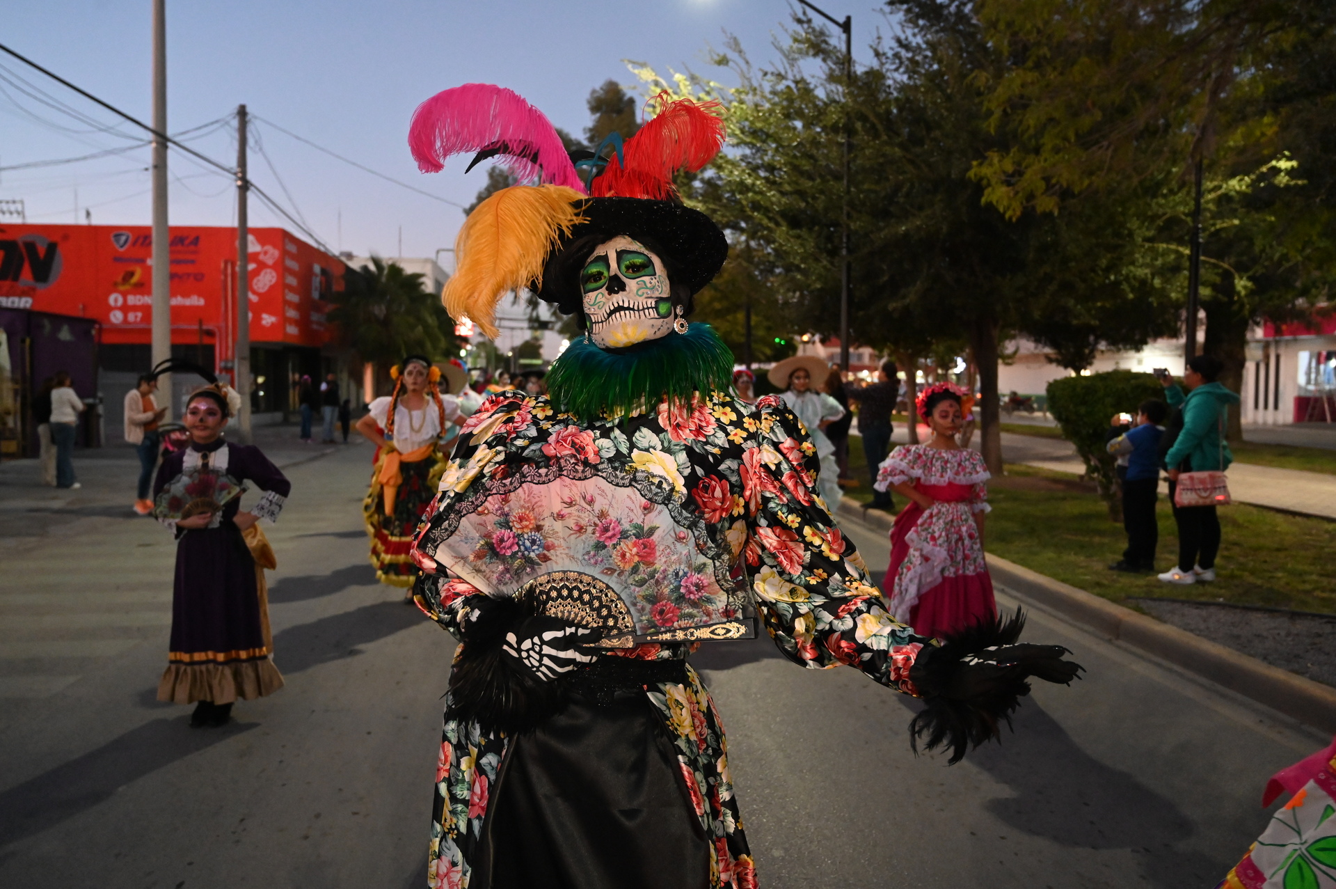 Celebración, con desfile del Día de Muertos en Torreón. (VERÓNICA RIVERA)