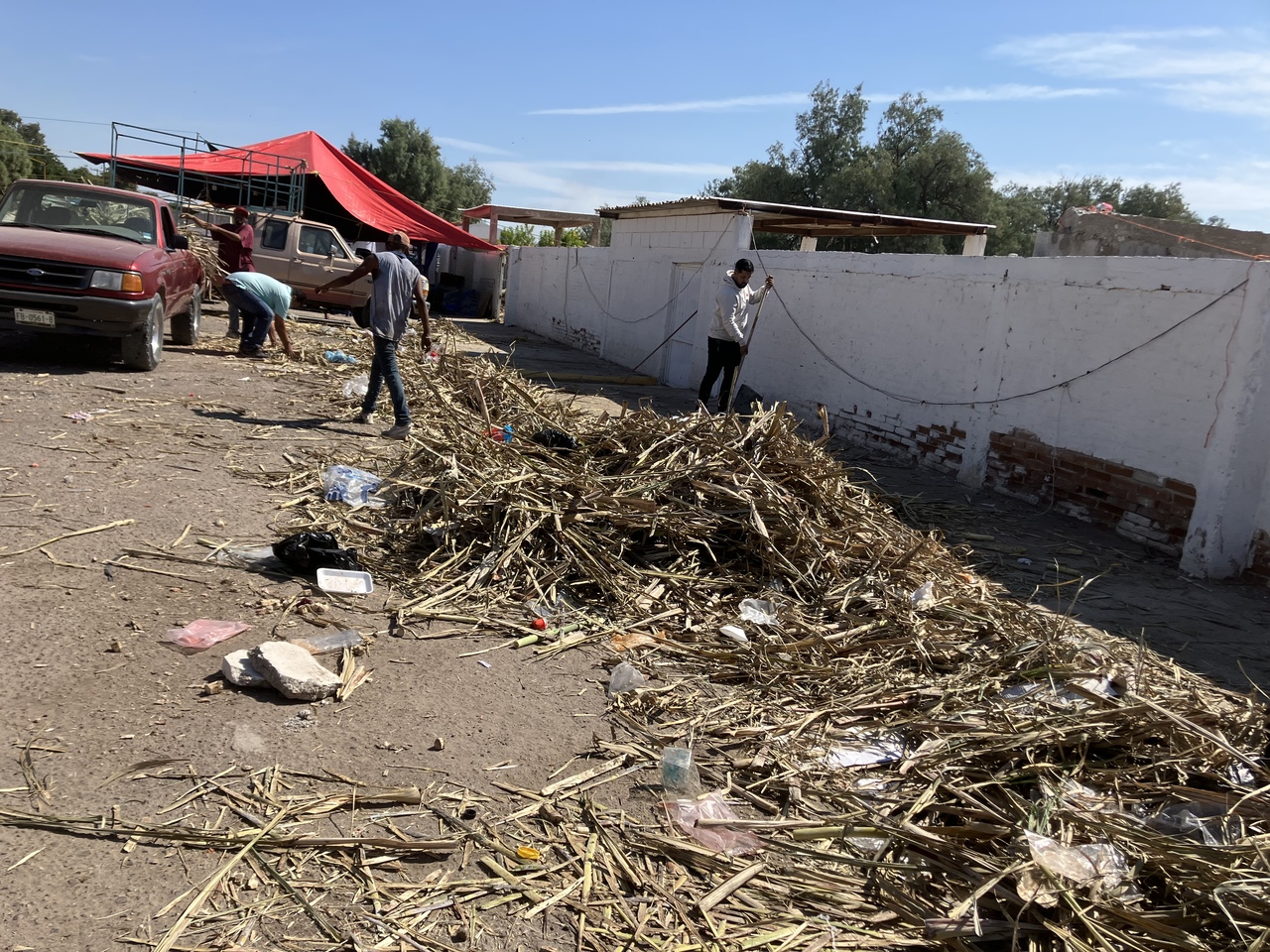 Los grupos de trabajadores empezaron ayer a recoger la basura que se generó en el cementerio por la celebración del Día de Muertos. (EL SIGLO DE TORREÓN)