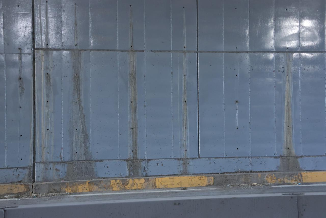 Las filtraciones en la pared de uno de los viaductos aparecen cada vez que el canal 3+500 lleva agua. (VAYRON INFANTE)