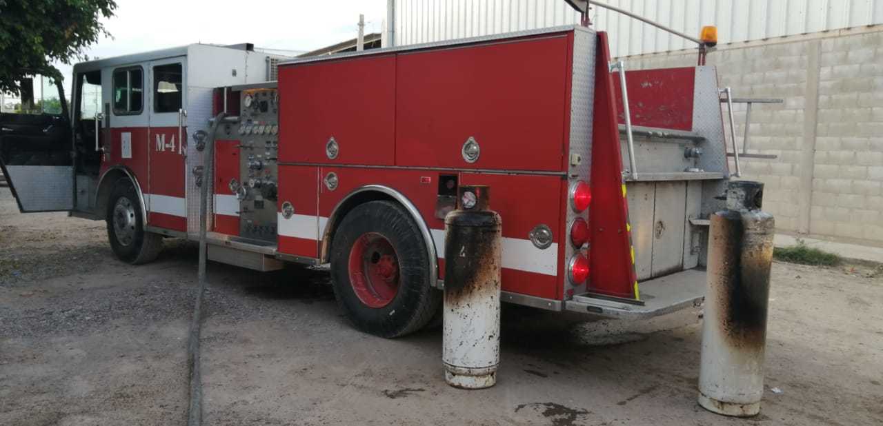 Dos tanques de gas LP se incendiaron debido a la fuga que se presentaba en la tubería que conducía al regulador de uno de ellos.