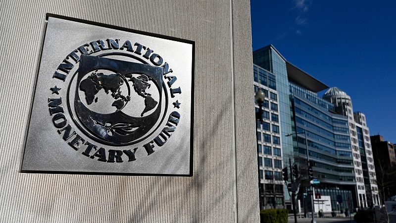 El FMI hará en noviembre una nueva revisión de las exigentes metas establecidas en el acuerdo de 2022, por el que Argentina logró refinanciar deudas contraídas con ese organismo en 2018 por unos 45 mil millones de dólares. (ARCHIVO)