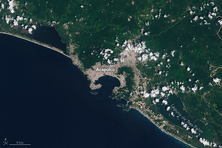 En la primera imagen, del 21 de septiembre de 2023, se ve a la ciudad completamente boscosa. (NASA)