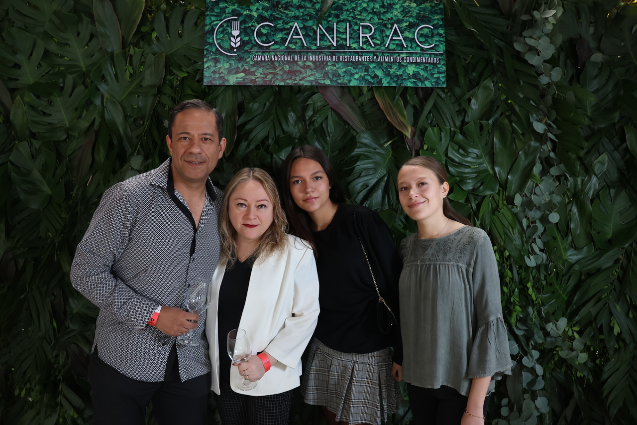 Rafael, Jessica, Camila y Danna.
