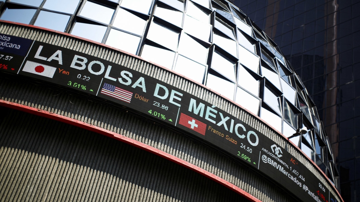 Bolsa mexicana pierde 0.38 por ciento y liga dos sesiones a la baja
