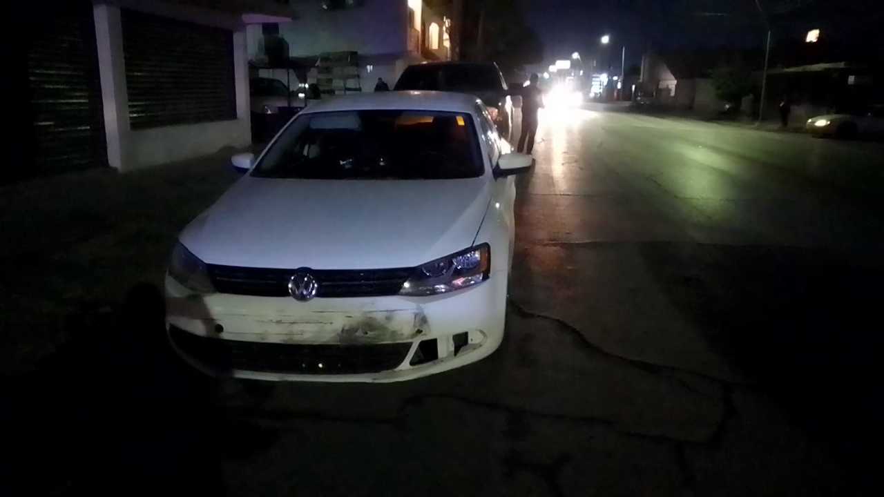 Conductora resulta con lesión en la muñeca izquierda en choque.