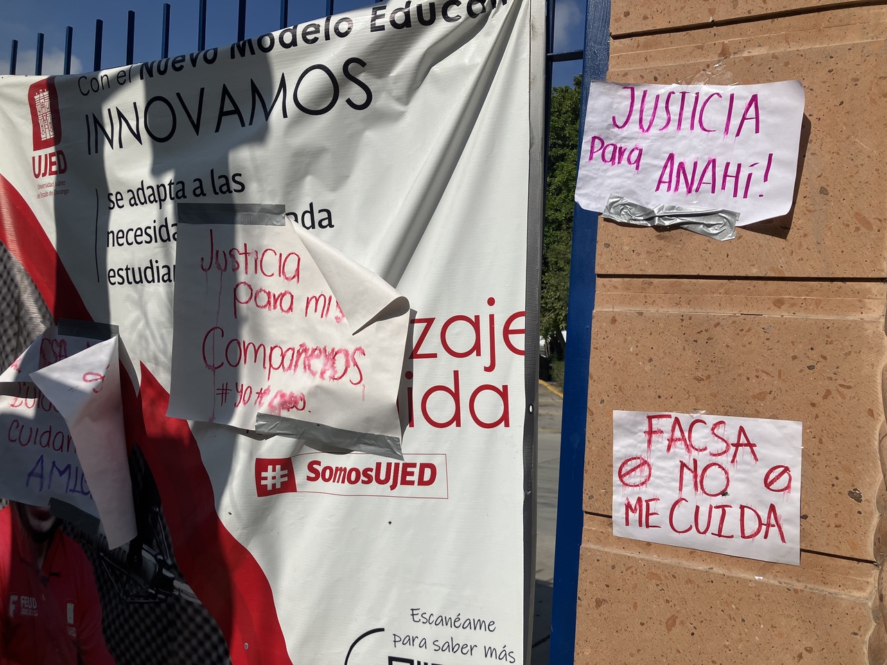 Ayer se instaló un buzón de denuncias en la Facsa de la UJED por parte de la Federación Estudiantil Universitaria de Durango. (EL SIGLO DE TORREÓN)