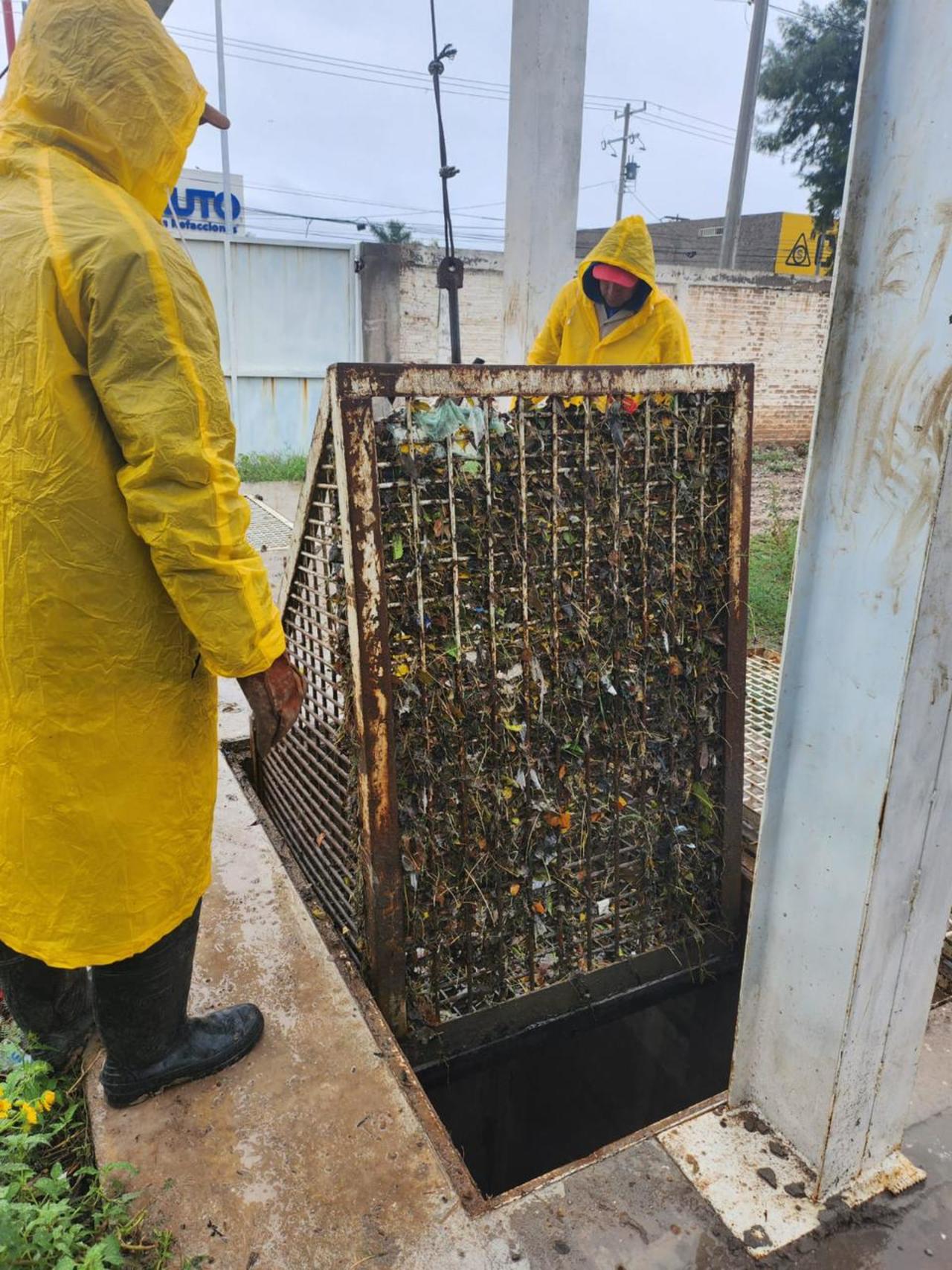 La basura acumulada en cárcamos afectó el adecuado desagüe del agua de lluvia en Torreón. (EL SIGLO DE TORREÓN)