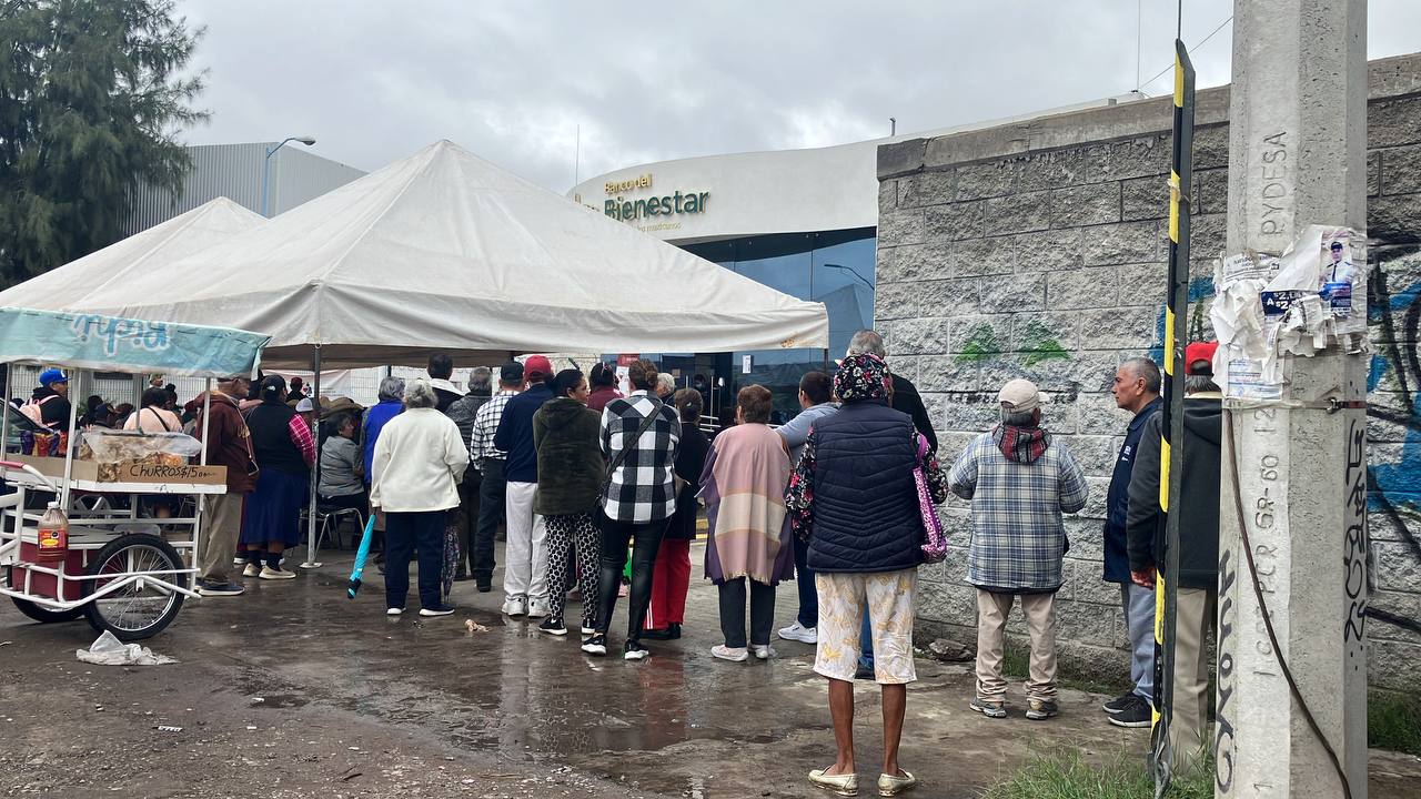 Aunque el clima fue favorable este día para el numeroso grupo de adultos mayores, la espera se prolonga por horas. (EL SIGLO DE TORREÓN)