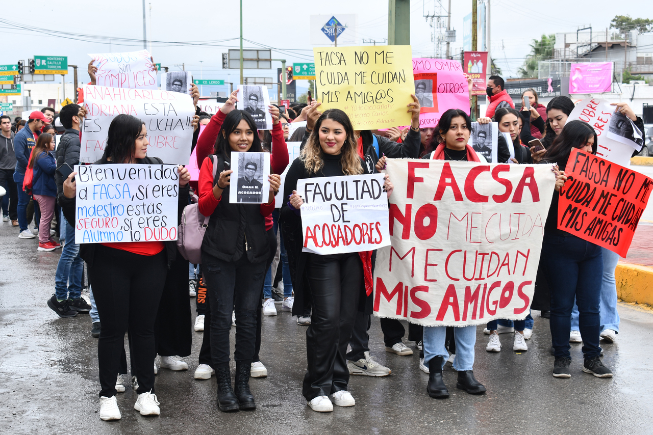 Con la toma de las instalaciones de la Facsa y una numerosa marcha de estudiantes, exalumnos y padres de familia exigen a las autoridades una respuesta a los presuntos casos de acoso sexual. (FERNANDO COMPEÁN)