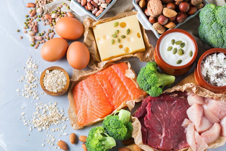El nutriente se consigue de alimentos como pescados, carne roja, carne blanca, huevos, leche y otros productos lácteos.