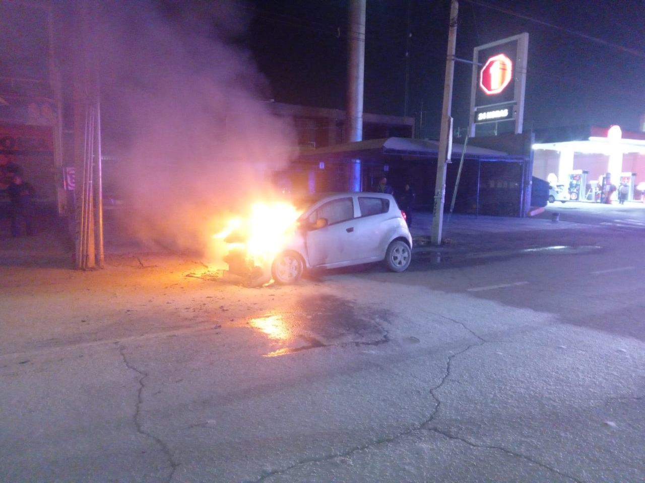 El vehículo Chevrolet Beat comenzó a arder instantes después de que su propietario cargara gasolina.