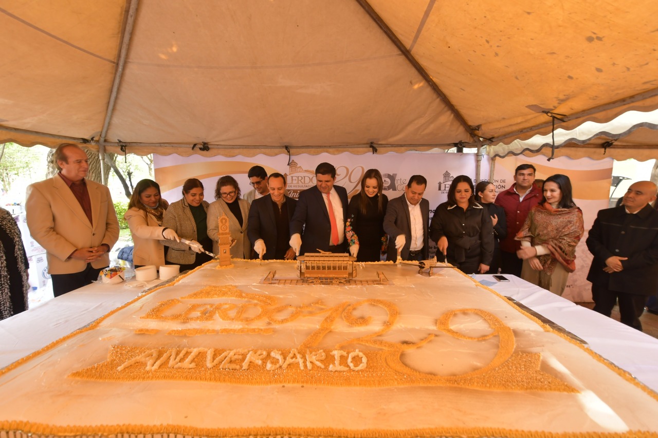 El Megapastel de aniversario se compartió a más de 2 mil invitados, en el Paseo Sarabia.