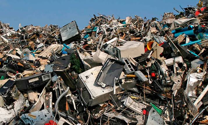 Los residuos electrónicos contienen materiales peligrosos.