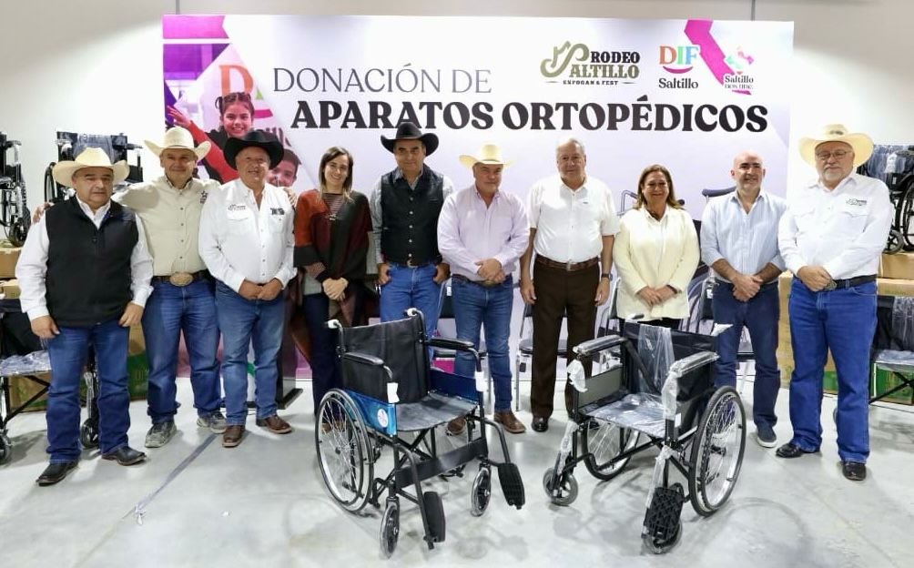 El alcalde, José María Fraustro Siller, recibió de parte del Comité del Rodeo Saltillo un donativo de 60 sillas de ruedas que se entregarán a través del DIF municipal, a personas con discapacidad y en situación de vulnerabilidad.