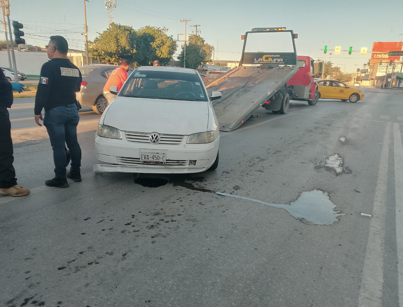 Un conductor que transitaba sobre el bulevar Independencia de Torreón perdió el control de su vehículo tras quedarse sin frenos.