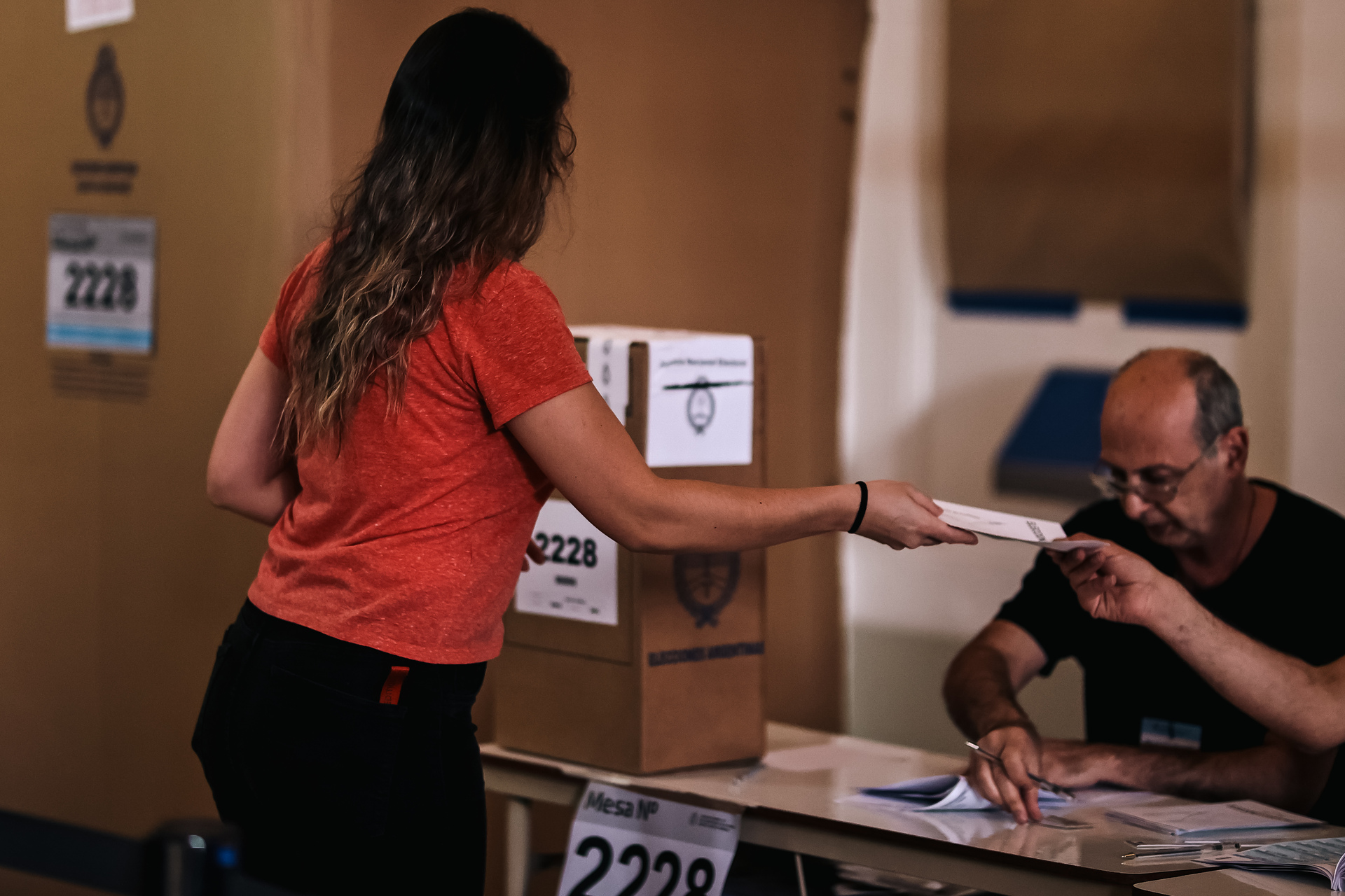 Unos 35.8 millones de argentinos están convocados a votar con sufragio obligatorio para ciudadanos entre 18 y 70 años y optativo para quienes superen esa edad y para los adolescentes de 16 y 17 años, además de para residentes en el exterior. (JUAN IGNACIO RONCORONI / EFE)