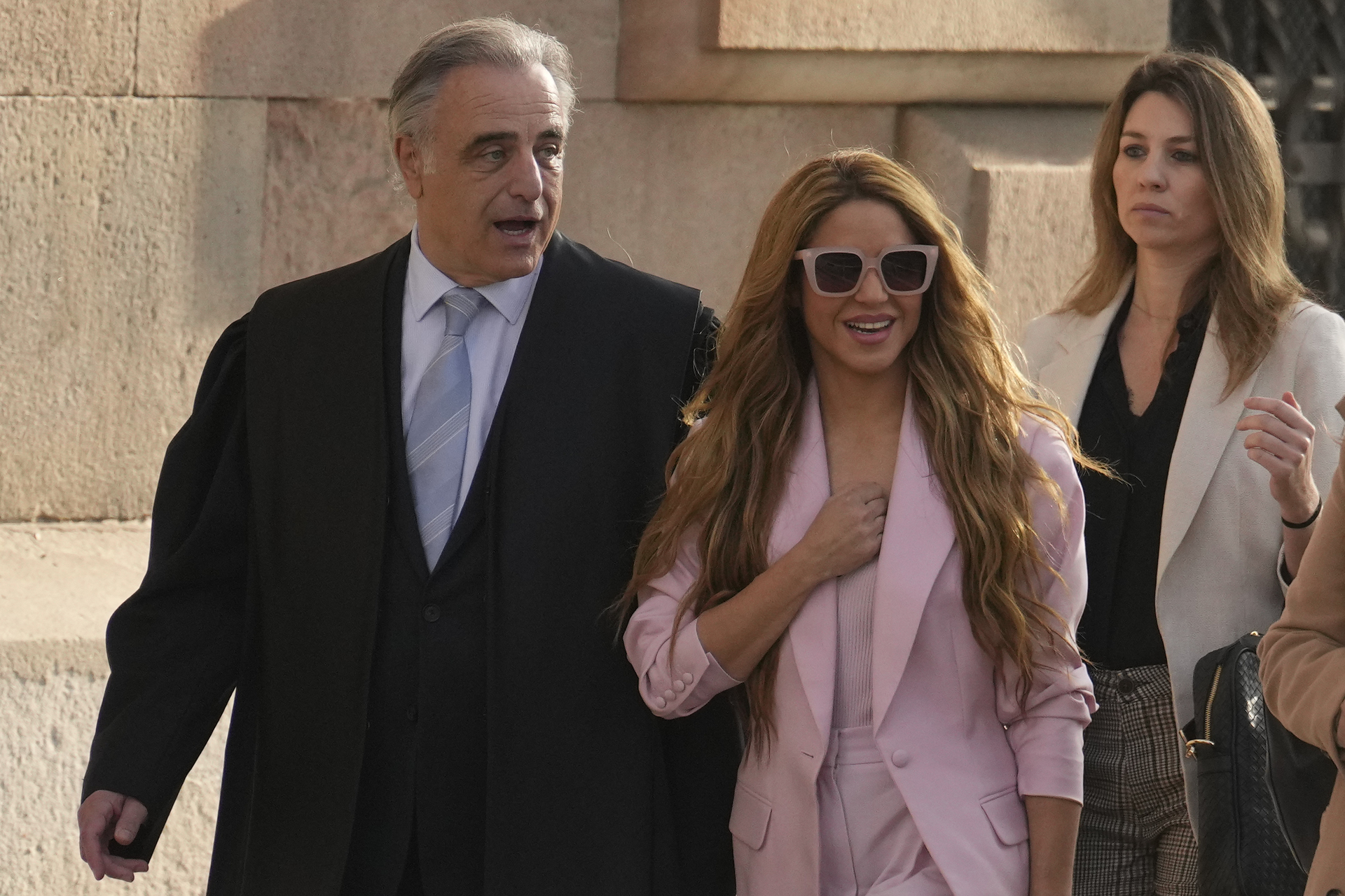  La cantante Shakira a su llegada a la Audiencia de Barcelona donde se sienta hoy en el banquillo, acusada de defraudar 14,5 millones a Hacienda entre 2012 y 2014, por lo que la Fiscalía le pide una condena de ocho años y dos meses de cárcel, con la puerta abierta a un pacto. EFE/Enric Fontcuberta