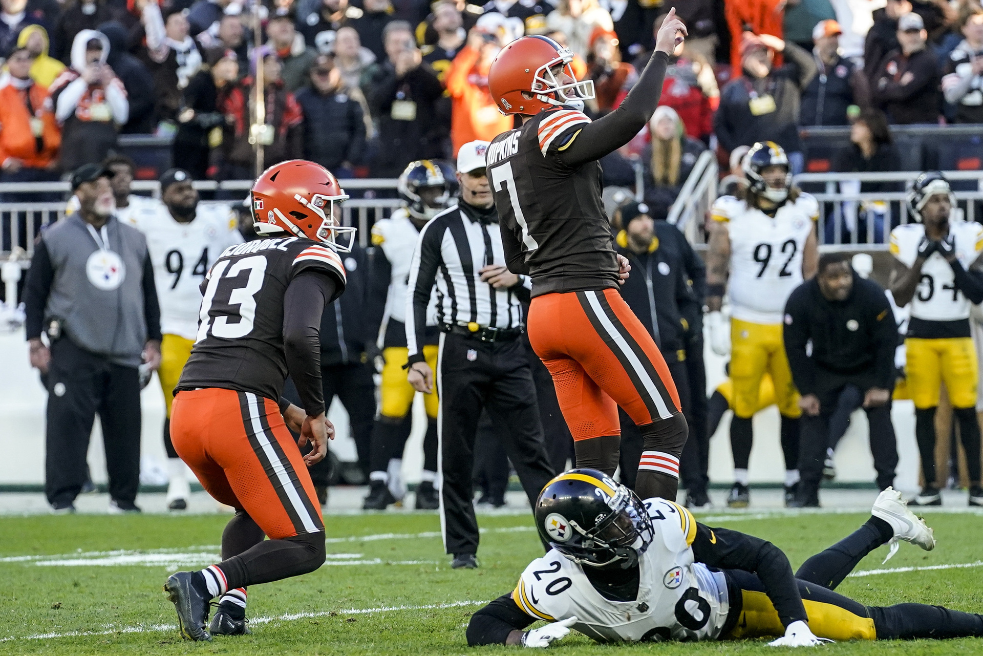 El pateador de los Browns de Cleveland Dustin Hopkins (7) celebra su gol de campo ganador ante los Steelers de Pittsburgh, durante la 2da mitad del juego de NFL en Cleveland, el domingo 19 de noviembre de 2023. (AP Foto/Sue Ogrocki)